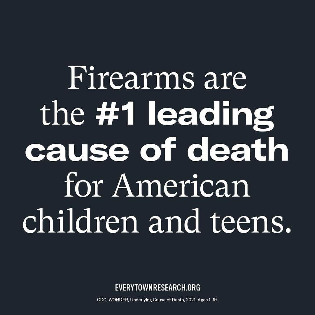 ジュリアン・ムーアさんのインスタグラム写真 - (ジュリアン・ムーアInstagram)「Schools should be sanctuaries of safety for children, not where they go to die. Text ACT to 644-33 to join the millions of Americans demanding action to #EndGunViolence.」3月28日 6時19分 - juliannemoore