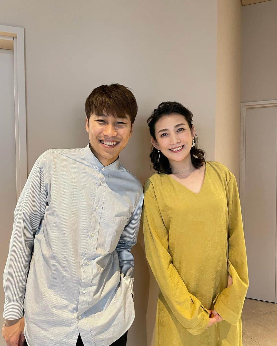 田中美里のインスタグラム：「故郷石川県での映画「人」の上映会。 #山口龍大朗監督 と。  観に来てくださるかなぁとドキドキしてたけど、、 #石川県立図書館 で、たくさんの方が並んでくださっている光景を見た時はすごく嬉しくて泣きそうになりました。思わず舞台挨拶で「ただいま〜」と言ってしまいました。  観に来てくださったみなさん、ありがとうございました。  そしてあったかくて素敵な上映会をしてくださった協賛の#シオタニ さま、小島プロデューサーはじめこの上映会に携わってくださった全ての方々に感謝です。 村山市長もお忙しい中、駆けつけてくださり嬉しかったです。  ありがとうございました。  #映画 #hito #石川県 #故郷」