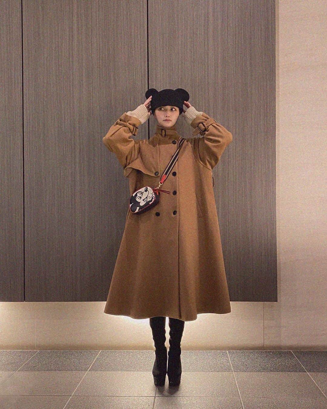 のインスタグラム：「2023.03.28  🧢#ca4la  🧥#Tnewties 👜#coach #disney #coachdisney 👢#エスペランサ  #台湾ブランド #ミッキーコーデ#キャメルコーデ #キャメルコート #tokyo#japan#東京 #36歳」