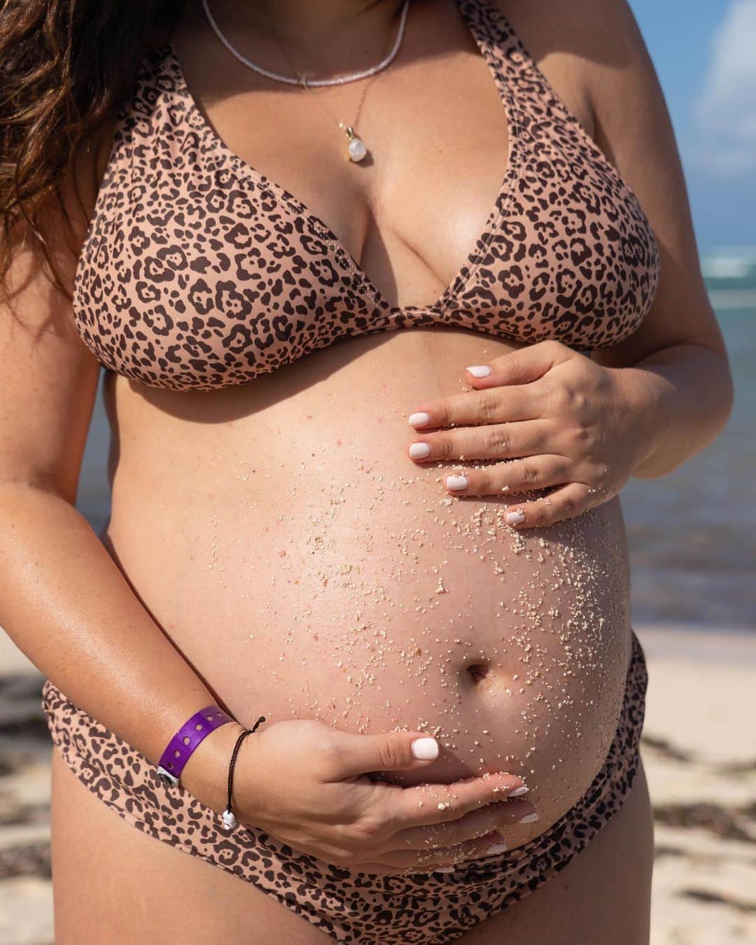 のインスタグラム：「We got some bad news today… Baby is breech at almost 37 weeks. Our midwife was certain he was head down but I wanted to book a private ultrasound just to make sure. I’m so glad I did because she was wrong, and now I’m trying to do everything I can to turn him around. I’d love your advice - have any of you successfully turned a breech baby? What worked for you? I just came back from acupuncture and moxibustion. I’ve started doing the breech tilt and knee-chest positions. I’m going in for an ECV tomorrow. Please send us all the best wishes to get him to turn around asap 🤞❤️」