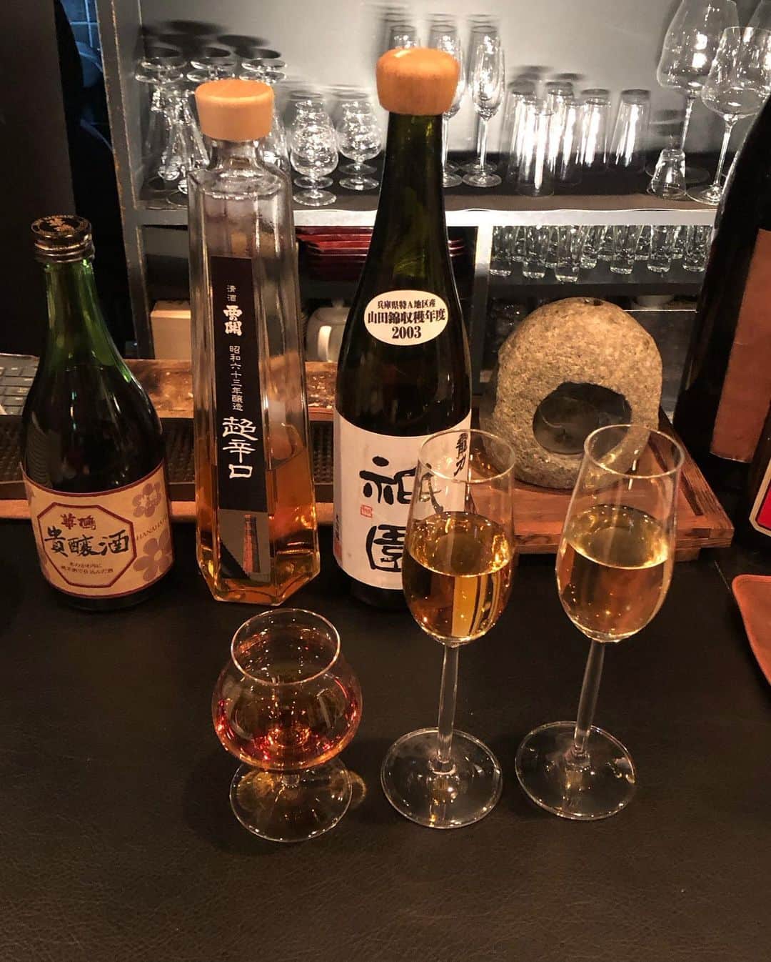 岡田育のインスタグラム：「🍶🍷🍸🗼 酒たち、ところどころ。 #酒茶論 #長期熟成日本酒bar  #barmeiju @barmeijiu  #genyamamoto  @nohgahotel.ueno #季の美  @restaurant_auxamis」