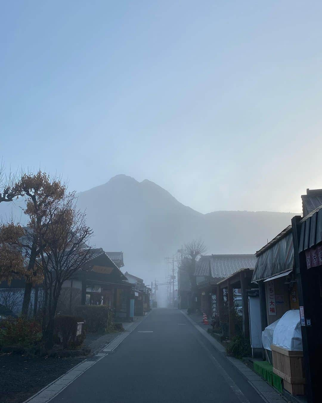 ゆふいん温泉　日の春旅館のインスタグラム：「由布岳。  https://www.hinoharu.jp ホームページはプロフィール画面に記載のURLよりご覧ください。  #新しいおおいた #由布院 #湯布院  #大分県 #旅館 #温泉 #旅行  #由布岳 #飯盛ヶ城 #辻馬車 #登山 #露天風呂 #yufuin #ryokan #hinoharu #mountain #onsen #bath #travel  #유후인 #hotsprings #히노하루료칸」