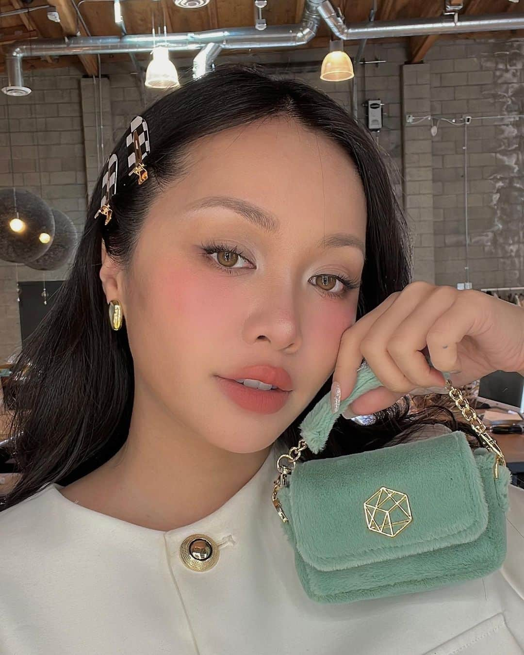 ミシェル・ファンのインスタグラム：「she’s so cute 🥹 micro purse in sage 🌿 @emcosmetics」