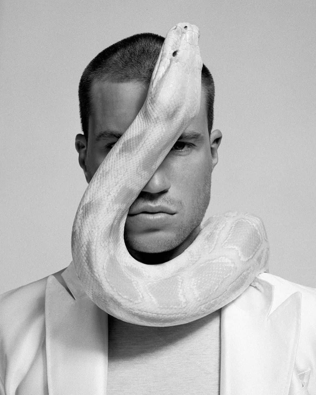 ナイジェル・バーカーのインスタグラム：「When you book two models to shoot with an albino python and only one is actually comfortable holding it! 🤣 Shoot for ReFresh Magazine #swipeleft #snakes #albino #fashion」