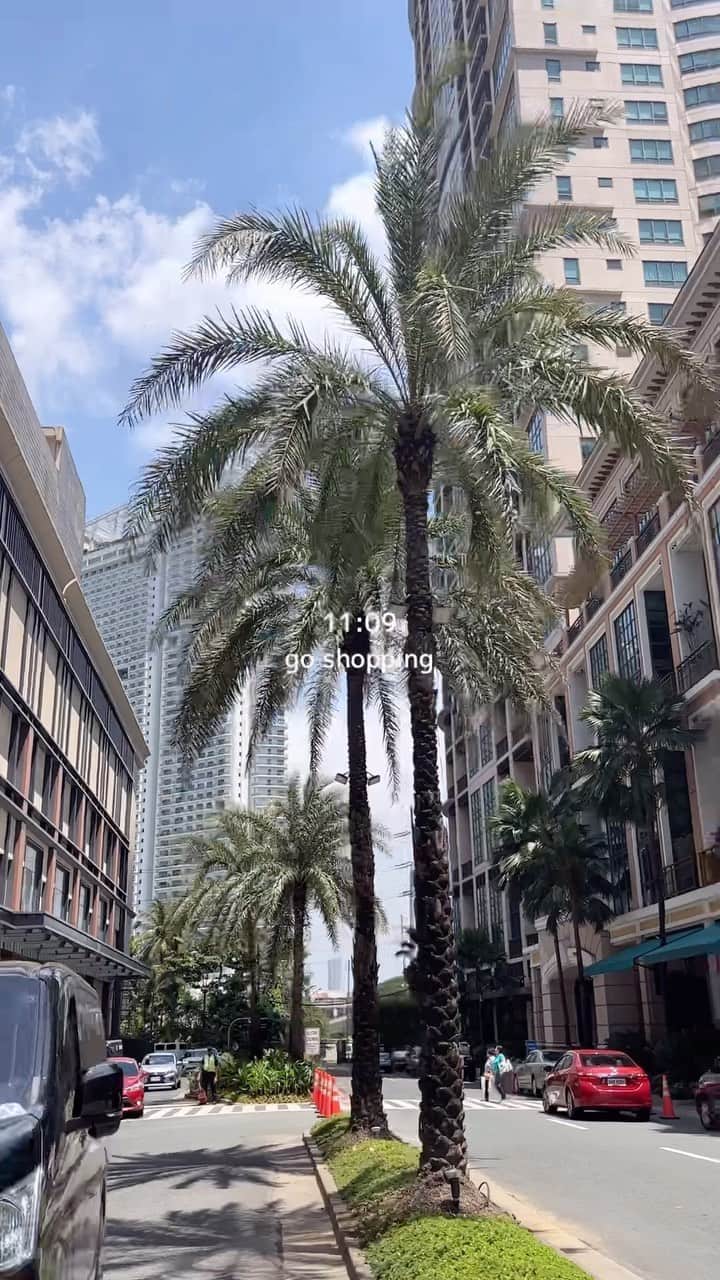 HISANAのインスタグラム：「day in my life🏝 ゆっくり起きた日曜日のvlog☀️  バスタブがないのでベビーバスをゲットしてご機嫌なすずちゃんでした👧🏽💓  #1歳女の子#1歳4ヶ月#ママライフ#女の子ママ#子育て#育児記録#海外移住#フィリピン移住#フィリピン#マニラ#海外子育て#16months」