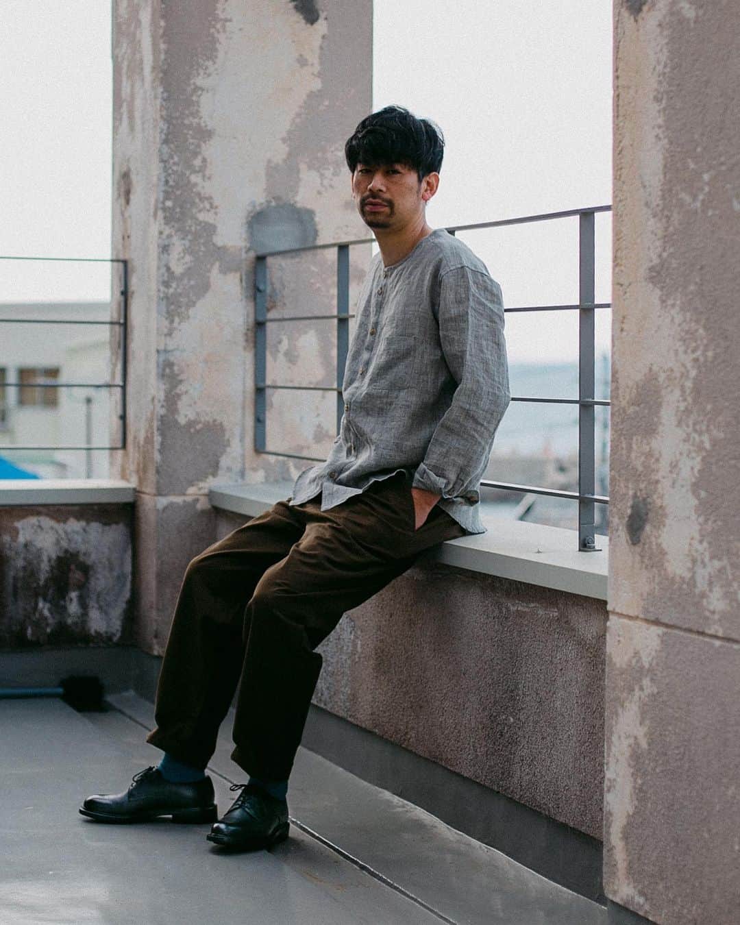 ユニオンインペリアルのインスタグラム：「. 肌寒い日が続きますが、気分は春です！  UNIONIMPERIAL -Country- 日比谷okuroji店 & WEB 限定モデル art. SU501 size: 24.0cm〜27.0cm material: Horween Hatch Grain @horweenleather  color: Black ハンドソーン・ウェルテッド製法 Last: S79-1 3E  ミレニアル・ラストII  後方屈曲木型　足なりの新設計 Made in Japan price:¥63,800（税込）  ▷商品の詳細は写真の中のタグをタップ、もしくはプロフィールのリンクからご覧いただけます。  #unionimperial #ユニオンインペリアル #革靴のある生活 #革靴好きと繋がりたい#革靴男子 #革靴倶楽部 #革靴好き #革靴磨き #革靴自慢 #革靴が好き#革靴自慢 #ハッチグレイン #hatchgrain #靴下コーデ #足元コーデ   photo: @__muya___  model: Koji Otani (FROM FARM)」