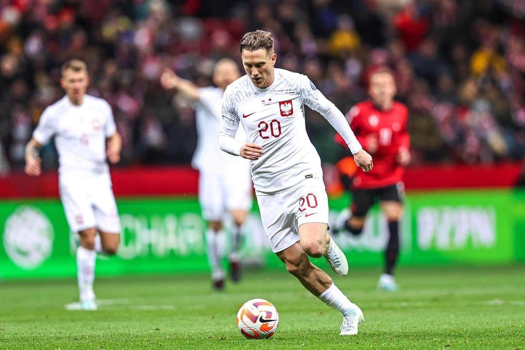ピオトル・ジエリンスキのインスタグラム：「80 meczow z Orzełkiem na piersi…DUMA 🇵🇱❤️⚽️#win」