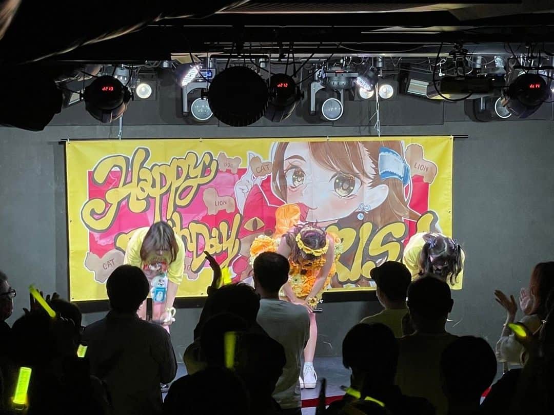 川島愛里沙さんのインスタグラム写真 - (川島愛里沙Instagram)「. . . 🌻ありんぬ生誕祭🌻 . . . . こんなに綺麗な黄色の景色 初めて見たよ💛🌻 ありがとう💛🥲 ソロで一人でステージすごく緊張したけどみんながたくさん応援してくれたおかげでとっーーてもたのしかった💛 . . . . . . #生誕祭 #黄色 #ひまわり #ライブ #アイドル #サイリウム #キンブレ #ライブハウス #歌 #yellow #sunflower #idol #followme #livehouse #birthdaygirl #birthdaylive  #instalike #instagood  #324 #0324 #20220324  #cake #誕生日ケーキ #おぱんちゅうさぎ #ねこさん #たべっ子どうぶつ #ギンビス」3月28日 7時35分 - onikuarichan