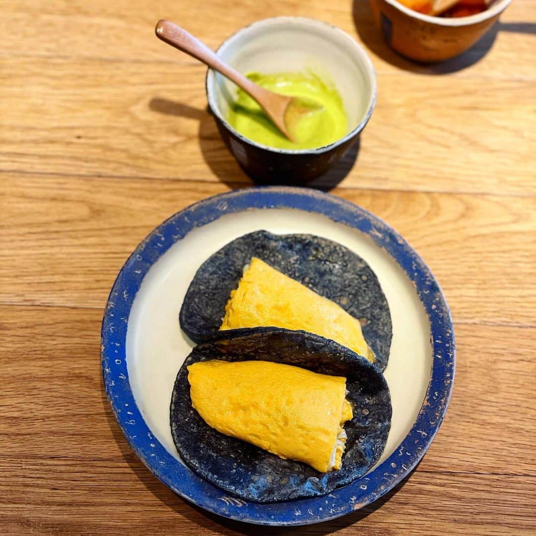 福田里香さんのインスタグラム写真 - (福田里香Instagram)「11時からのランチMTG 三軒茶屋のLos Tacos Azules @lostacosazules_jp   🌮菜の花と山羊チーズ 🌮アボカドと岩塩 🌮しらすのオムレツ 🌮鶏肉のモレベルデ 🌮蕗のとうのケサディーヤ （トルティーヤにチーズを挟んだもの） 🍨山羊のジェラート キャラメルソース ☕️コーヒー  🇲🇽メキシコの在来種 ブルーコーンミールで作る 焼き立てのトルティーヤに 季節の具材を包んでパクリ。  タコス🌮がおいし過ぎました。 ヴァカモーレとサルサが減ると すぐ補充してくれるサービスが最高 朝9時から食べられるのも最高×2。  清水彩ちゃん　@aya_roiro  と久しぶりに🍽️な午前中。」3月28日 7時41分 - riccafukuda