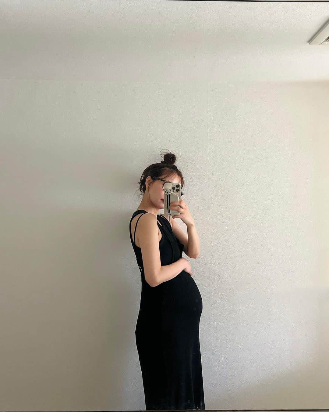 のインスタグラム：「・ 無事に育ってくれ〜！と、日々願って過ごしていたら気づけば9ヶ月になりました🕊  2,3枚目は5ヶ月の時に @yurihanamori さんが撮ってくれた記念♡ (今日から花盛さんの個展がスタート😍間違ってオープン前に行ってしまいましたが、準備の時点でとっても素敵でした！4/3までなのでまた行きたい♡)  新しい感情と向き合いながら日々のんびり暮らしています。(あとすごい腰痛とともに笑)    初めてのことでたくさんの不安がありますが、やっと少しずつ楽しみに…。 あたたかく見守っていただけると嬉しいです🕊」