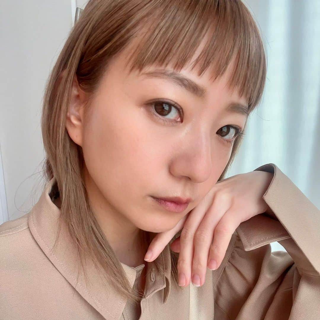 伊藤千晃のインスタグラム：「今年はやっとマスク生活が緩和されますね🌸  私はマスクを取る準備としてスキンケアを、 ゆるみにアプローチしてくれる、 “オバジＸ ダーマアドバンスドリフト”に変えてみました！！  ロート製薬が「肌の張力」に着目して開発したゆるみ補正*クリーム✨  使い続けてみると肌の張力はもちろん、 肌の潤いも感じる事ができたよ😃  テクスチャーはこっくりな感じで、 少量でも伸びが良いので、 この時期、集中的にケアするアイテムとしてもいいんじゃないかなって思いました❣️  *ハリやキメが乱れている肌に潤いを補うこと  #オバジＸダーマアドバンスドリフト  #Obagi  #オバジ  #オバジＸ #ロート製薬_PR   @obagi_japan_official」