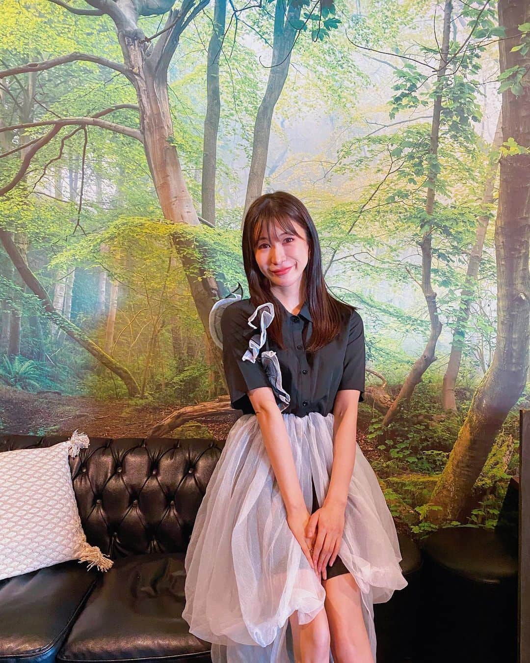 中村江莉香さんのインスタグラム写真 - (中村江莉香Instagram)「ootd // @heenie.heenie  お気に入りワンピース👗⚫️● 今日はたまたま皆んなでオセロコーデ😂笑(かぶり🤣🤣  朝からMT🌞今日は長丁場🗽 3/31. 4/1.2.3 の周年イベントに向けて‼️ 準備、打ち合わせです👍👍 @elama_tokyo  @elama_roppongi  イベント期間は... ⚫️17:00-5:00 open!!!!!⚫️  新店長とランチの打ち合わせも◎  #elamatokyo #elämä #エラマトウキョウ #エラマトウキョー #heenieheenie #ファッション #モノクロコーデ #モノトーンコーデ #モノクロの世界 #レースコーデ #ゴスロリファッション #ゴスロリラバー #リングコーデ #jeweriybox #jb #株式会社jeweriybox #ドレス #ドレスコーデ #ワンピースドレス #ふわふわスカート #チュールスカート #飲食店 #六本木カフェ #六本木シーシャ #六本木グルメ #六本木バー #六本木5丁目 #六本木５丁目交差点 #インペリアルフォーラムビル #インペリアル六本木2号店」3月28日 17時11分 - erica_nakamura
