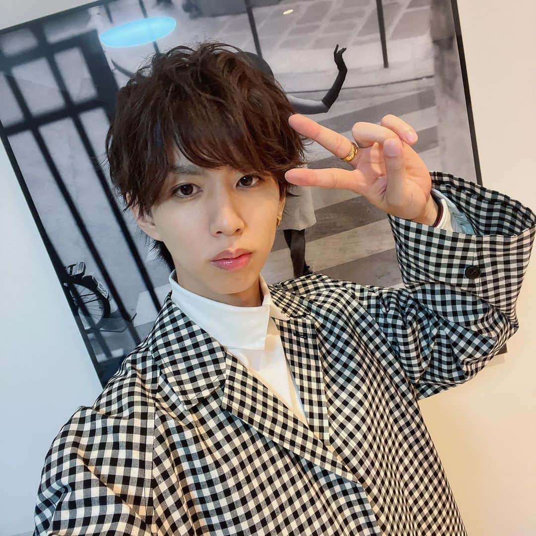 はじめしゃちょーのインスタグラム：「✌️」