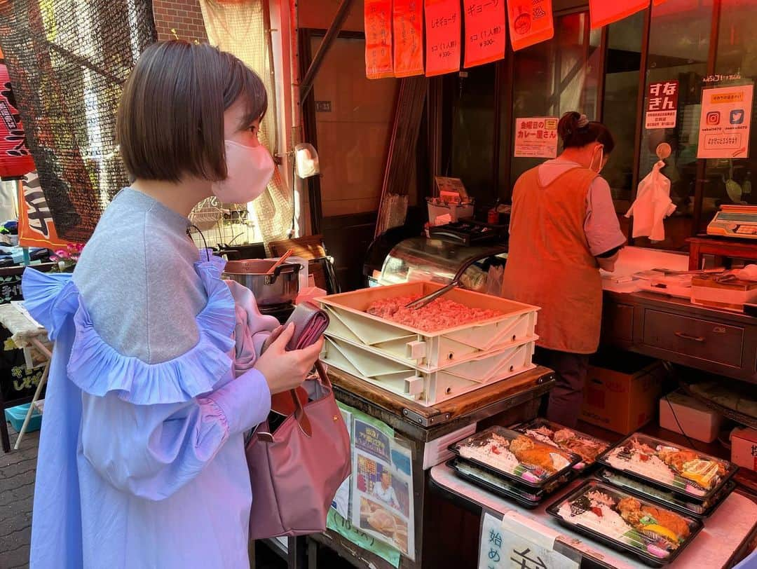 真野淑實のインスタグラム：「🌿  最近はTwitterでしか お仕事の出演情報をあげていなかったのですが、 ありがたいことにInstagramも見てくださっている方がいるということを知り😂 また細々と記録も兼ねて、更新しようかなあ〜と思います！  あんまり映えませんが何卒…  先日TOKAIケーブルネットワークの「トコチャン」中継で東京、江東区にある砂町銀座商店街をご紹介しましたが…  私のアナウンサー人生、初仕事である江東区の区政情報番組「江東ワイドスクエア」でお世話になっていたスタッフの皆さんとまさかの久しぶりに再会し、江東区から静岡に中継を入れるという奇跡的な出来事がありました。  皆さん、変わらず。何だかホッとして 安心して中継を楽しめました。何より再会が嬉しかった！  そして、砂町銀座商店街のお惣菜は本当に安い！ 美味しいですよ！皆様もぜひ🙇‍♂️  #東京 #江東区 #砂町銀座商店街 #静岡 #トコチャン  #フリーアナウンサー #リポーター」