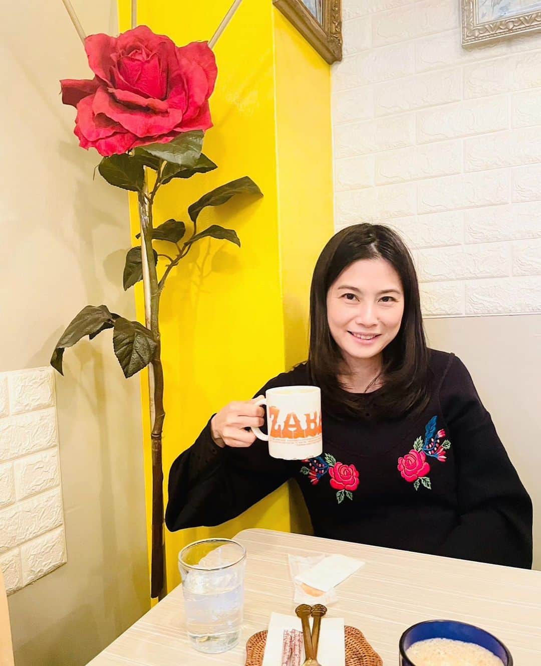 七瀬遥のインスタグラム：「洋服のお花とお揃い🌺🌺🌺  焼き鳥のレバーをたくさん食べた後の  メイプルcaffè e llatte☕️  😋😋😋  #カフェ#カフェラテ#cafe#coffee#flower#beautiful#happy #healthy#delicious #day#life#smile#fun#love#model#good#friend#family#happiness#good#tokyo#japan」