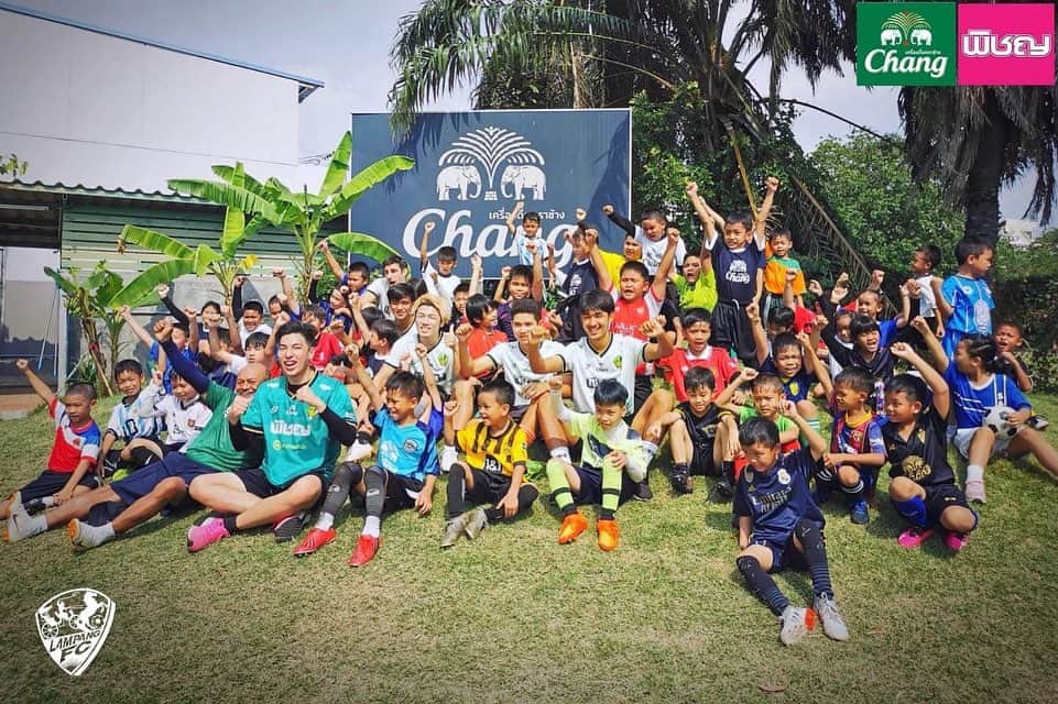 のインスタグラム：「Go to sponsored events. Play soccer with 200 children.  #chang #thailand #children  #day」