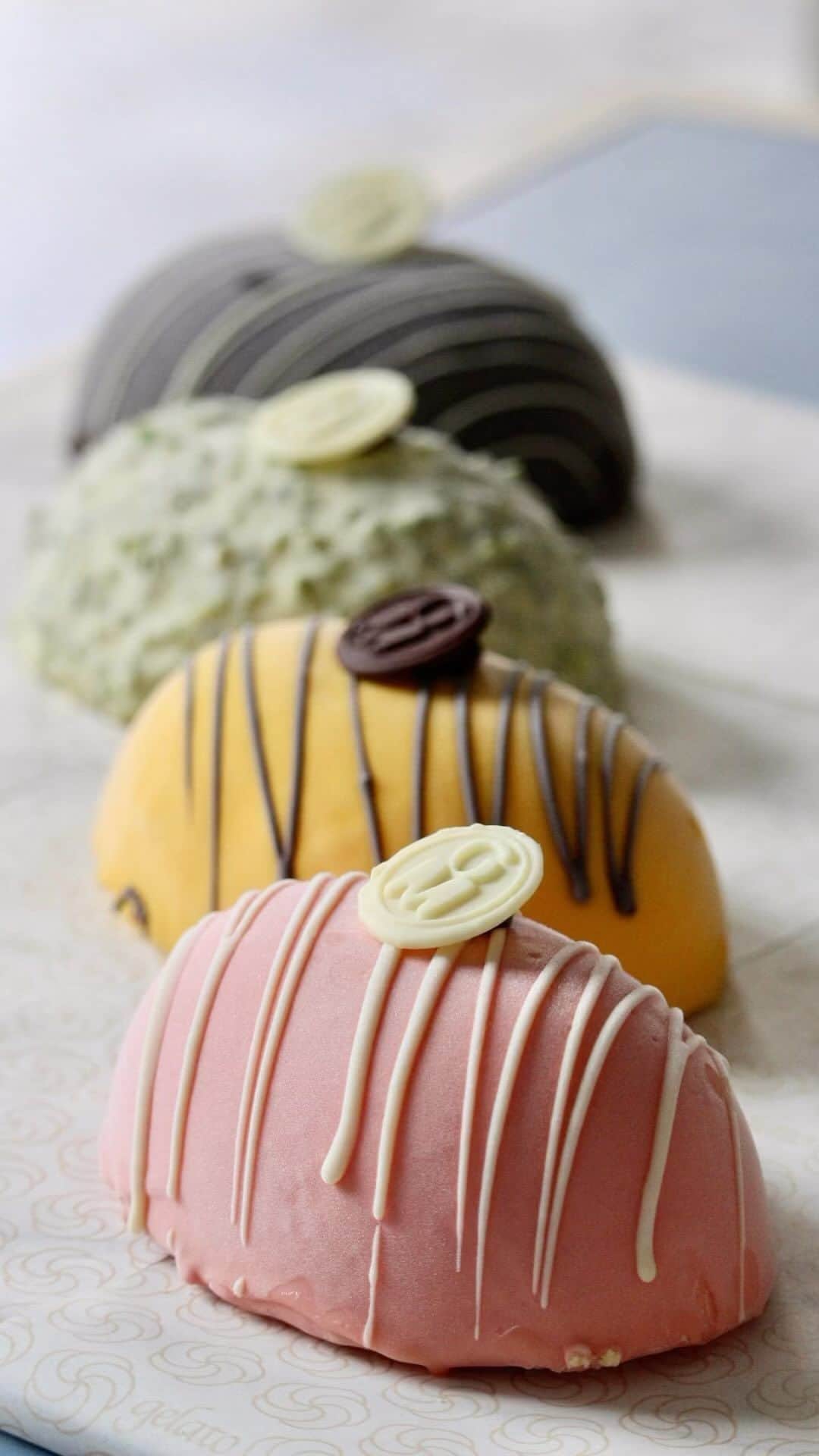 のインスタグラム：「Le uova di Pasqua #gelateriamaghera sono disponibili, non lasciartele scappare!  🥚🌸 Golose, croccanti, perfette per stupire parenti e amici e festeggiare insieme.   Ti aspettiamo in gelateria, siamo aperti da Martedì alla Domenica!」