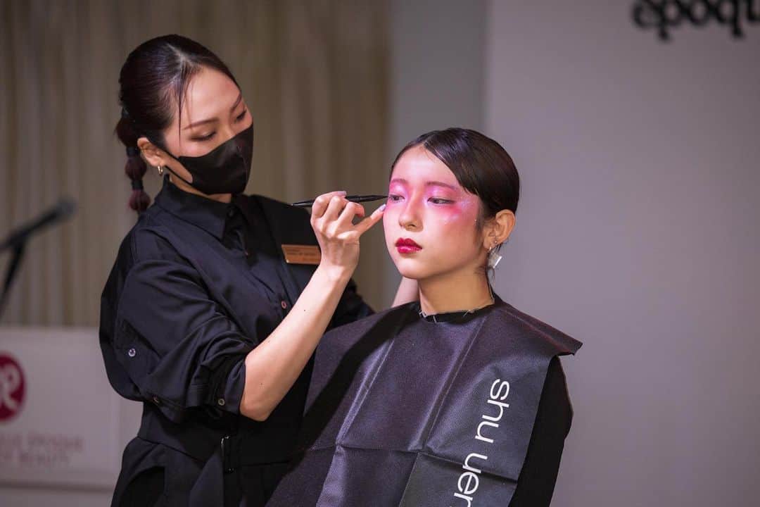 福岡ベルエポック美容専門学校のインスタグラム：「最新の美容をプロから学ぶ！ 『トップブランドゼミ✖️shu uemura』  日本発のグローバルコスメブランド！ #shuuemura のメイクアップアーティスト 菅田様による特別授業✨  トータルビューティ科1年生へ 「夜桜」をテーマにメイクショーをしていただきました🌸  さらに、ブランドの歴史・魅力についてや 就職に関することもご講話いただき、 学生たちも積極的に質問をして、 みんな真剣な様子でした👀✨  #福岡ベル #福岡ベルエポック美容専門学校 #美容学生 #美容学生の日常 #美容学生と繋がりたい #コスメ #美容部員 #ビューティーアドバイザー #shuuemuraartist #シュウウエムラ #メイク #メイクアップ #メイクアップアーティスト #福岡 #天神 #博多 #fukuoka」