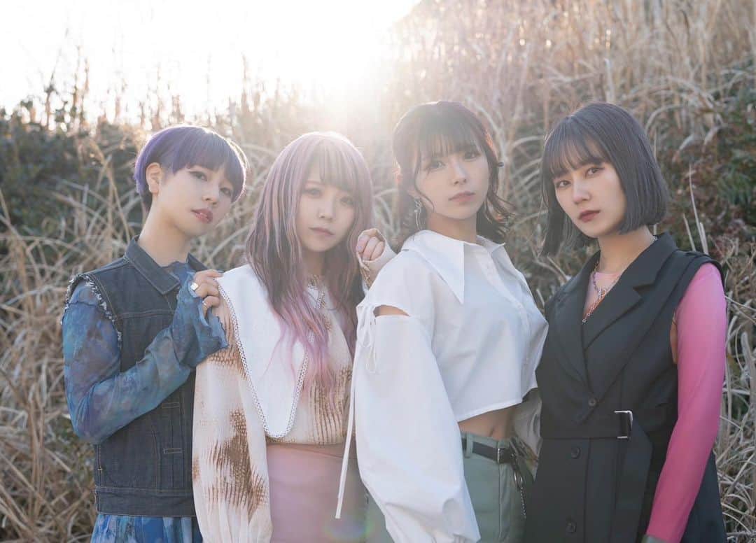 森脇加奈子のインスタグラム：「大好きなメンバーに会えるのが嬉しい日々🫶🏻やることは沢山あるし忙しく大変な毎日だけど、この4人で一緒に居れることが何よりも幸せです。  ということで今日もミーティングですがんばります📣  #Faulieu #band #girlsband #japanesegirl」
