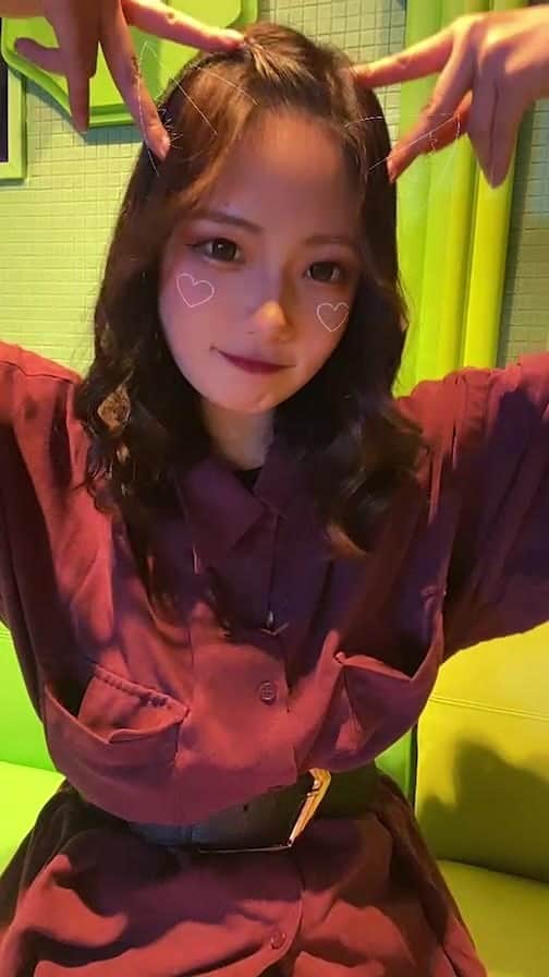 のインスタグラム：「しゅいBDイベ直前🎂🎊🎉 でこっぱちが少しだけ焼きそば頬張りながら☺️💕」