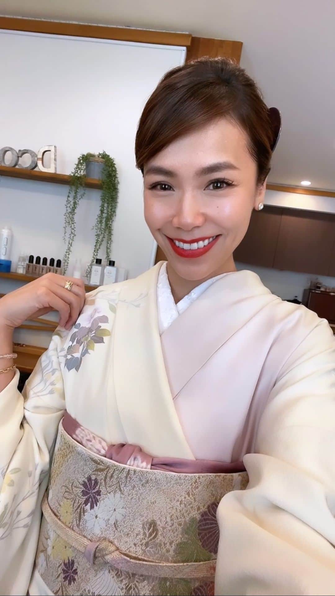 坂倉アコのインスタグラム：「Feeling spring🌸🌸🌸 I looooooooved wearing Kimono!!  先日のW成人式の時。 最後にお着物を着たのは10年振りでした。  Hair by @yuki_dcolor 💕 Yukiさん、ありがとうございました🙏  #kimono #kimonostyle #spring #🌸」