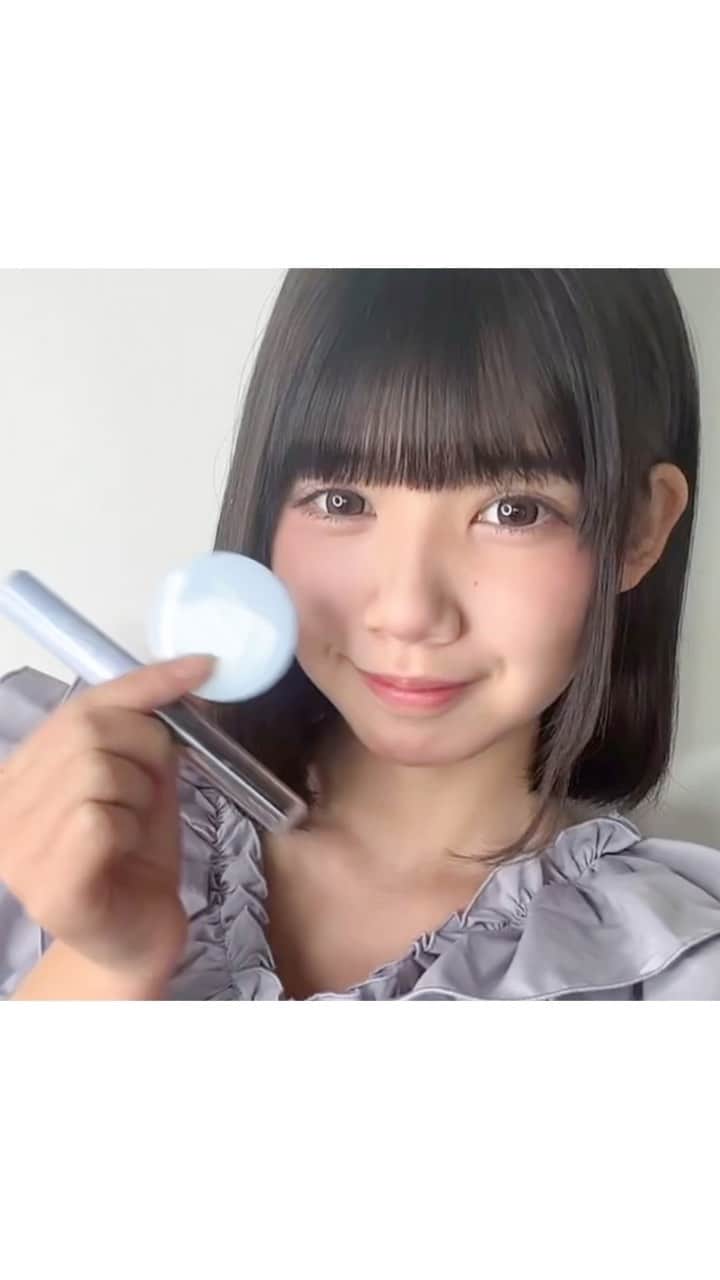 のインスタグラム：「🧁🐰  4月1日発売ニコラ5月号のふろく「ピンクラテ 前髪スティック＆ミラー」  パステルブルーにホワイトのロゴが入った可愛いパッケージ🤍  3タイプのブラシで色んな使い方ができるよ‪🫶🏻 ̖́-‬ 私はマスカラで前髪に束感を作って最後にコームで整えました➰  ニコラ5月号と一緒に是非ゲットしてね🤲🏻🤍  今日もInstagram遊びに来てくれてありがとう🎀   #伊藤沙音 #シャノン #ニコラ #nicola #ニコモ  #ニコラ4月号発売中 #ニコラ5月号  #エヴァーグリーンエンタテインメント  #ピンクラテ #pinklatte  #前髪スティック #前髪マスカラ」