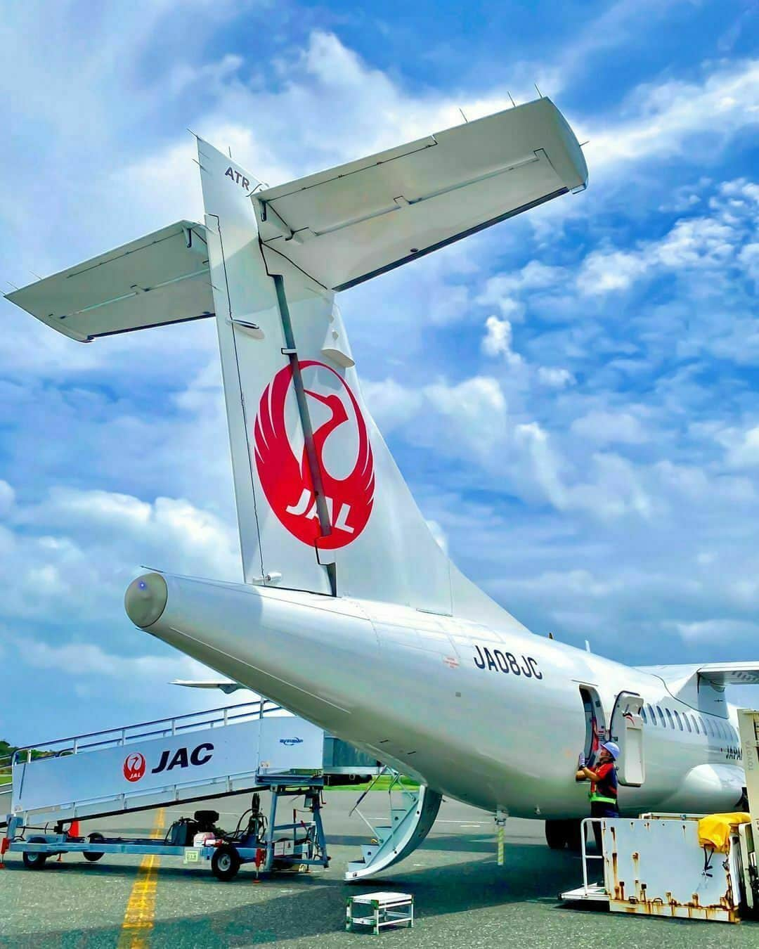 JALさんのインスタグラム写真 - (JALInstagram)「. 春の空と #ATR 72-600型機✈︎ #ChargeUpMarch  Spring skies and an ATR72-600. . . Photo by @avia_tion1105 Post your memories with #FlyJAL  日本エアコミューターのアカウントもチェック！ @japanaircommuter_jac  #JapanAirlines  #travel #airplane #wanderlust #✈︎ #jal #airport #airline #flight #airplanepictures #takeoff #airplane_lovers #japan #japantrip #aviation #avgeek #jac #飛行機 #飛行機写真 #飛行機撮影 #飛行機のある風景 #飛行機のある空 #飛行機好き #鹿児島 #与論島 #旅行 #日本航空」3月28日 17時30分 - japanairlines_jal