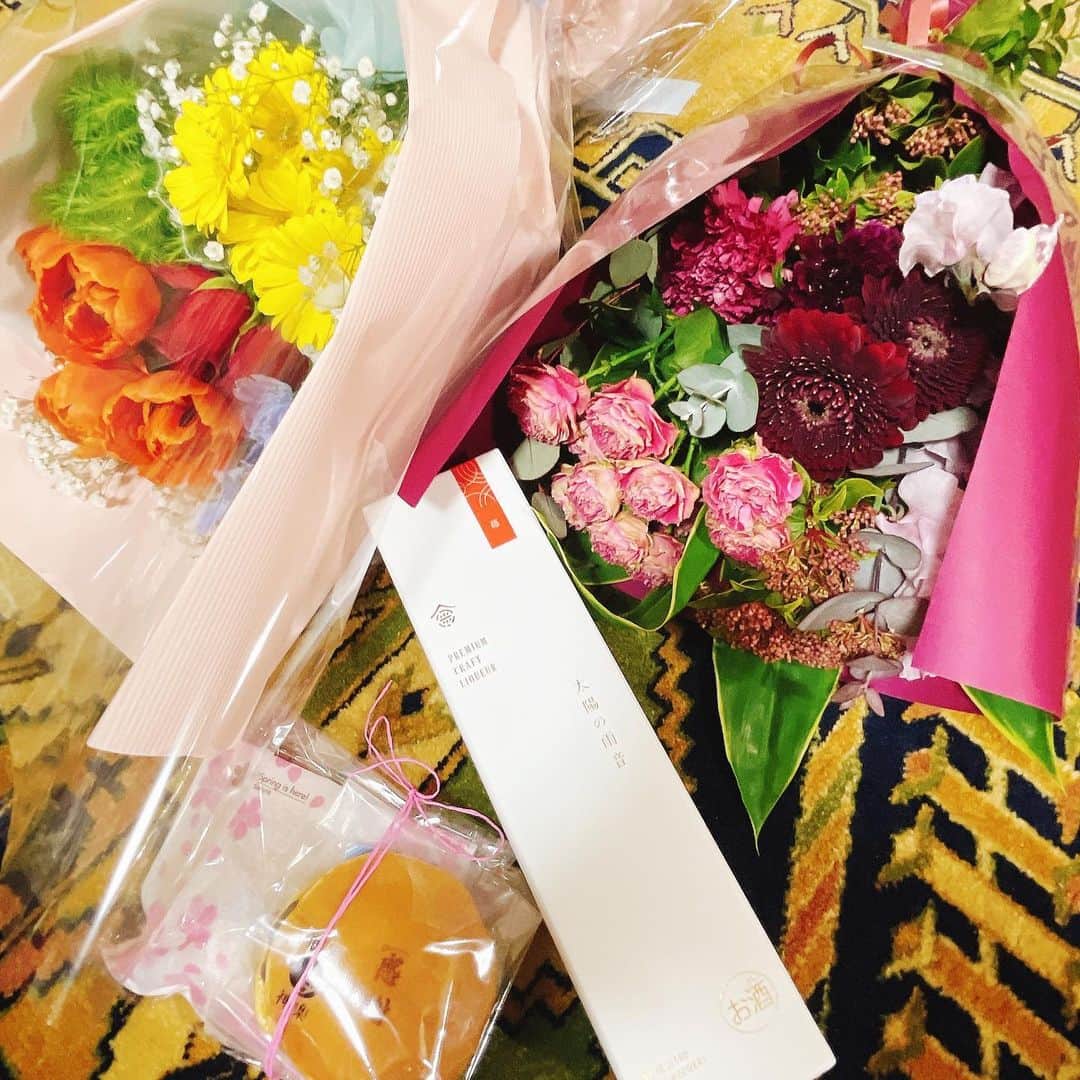 うえむらちかさんのインスタグラム写真 - (うえむらちかInstagram)「𝟝𝕦𝕡! ⁡ 昨年の4月から参加させていただいた @5up_hometv が今月で最終回を迎えました💐 5年間本当に楽しい放送をありがとうございました👏👏 ⁡ 私は水曜日のコメンテーターとして 一年間という短い期間ではありましたが 先週最後の出演回を終えました😭 いまとても寂しい気持ちでいっぱいです… でも毎週本当に楽しみで みんなに会えるのが幸せでした✨ ⁡ 番組の中で、#うえむらちかのカープ大好き というストレートなコーナーも生まれて本当に愛ある番組でした⚾️❤️‍🔥 ⁡ いつも笑顔でみんなを包んでくれた大好きな松本裕見子さん いつも優しくてほっこりさせてくれる小嶋アナ ムードメーカーで愉快すぎる榮アナ 似顔絵を描いてくれた真面目すぎる廣瀬アナ ちょっぴりSっ気あるお天気クイズを出す野仲さん 可愛いすぎる八幡アナ＆山崎アナ 熱い情熱を持った吉弘アナ ⁡ 海田町の大先輩の大ちゃん レジェンドの木下さん、達川さん、外木場さん😭 そして全てのスタッフの皆様…… ありがとうございました❣️ ⁡ なにより最後までご視聴いただいた皆様 応援ありがとうございました😭 ⁡ ⁡ #5up #広島ホームテレビ #ホームテレビ #HOME #コメンテーター」3月28日 17時35分 - uemurachika