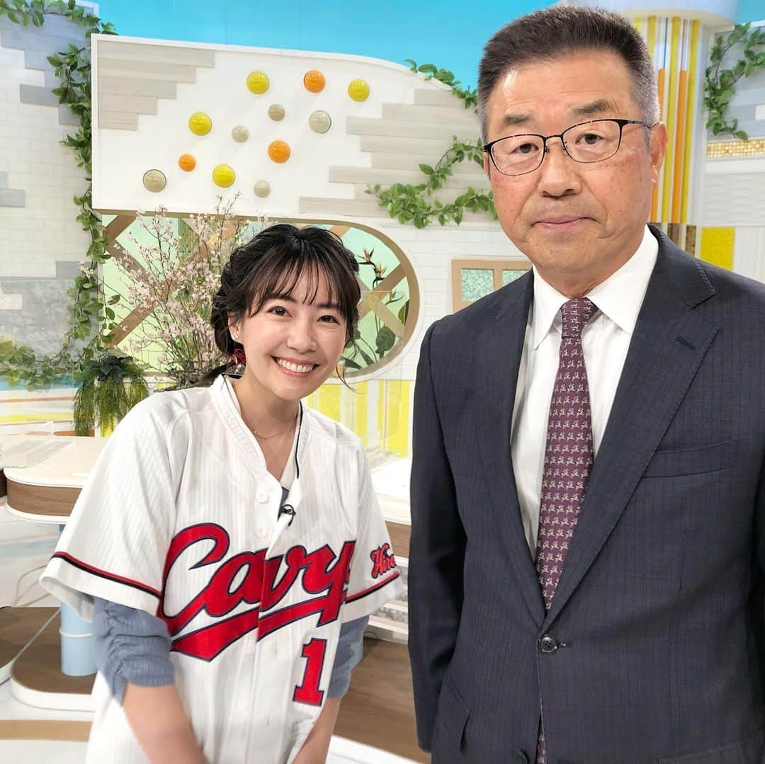 うえむらちかさんのインスタグラム写真 - (うえむらちかInstagram)「𝟝𝕦𝕡! ⁡ 昨年の4月から参加させていただいた @5up_hometv が今月で最終回を迎えました💐 5年間本当に楽しい放送をありがとうございました👏👏 ⁡ 私は水曜日のコメンテーターとして 一年間という短い期間ではありましたが 先週最後の出演回を終えました😭 いまとても寂しい気持ちでいっぱいです… でも毎週本当に楽しみで みんなに会えるのが幸せでした✨ ⁡ 番組の中で、#うえむらちかのカープ大好き というストレートなコーナーも生まれて本当に愛ある番組でした⚾️❤️‍🔥 ⁡ いつも笑顔でみんなを包んでくれた大好きな松本裕見子さん いつも優しくてほっこりさせてくれる小嶋アナ ムードメーカーで愉快すぎる榮アナ 似顔絵を描いてくれた真面目すぎる廣瀬アナ ちょっぴりSっ気あるお天気クイズを出す野仲さん 可愛いすぎる八幡アナ＆山崎アナ 熱い情熱を持った吉弘アナ ⁡ 海田町の大先輩の大ちゃん レジェンドの木下さん、達川さん、外木場さん😭 そして全てのスタッフの皆様…… ありがとうございました❣️ ⁡ なにより最後までご視聴いただいた皆様 応援ありがとうございました😭 ⁡ ⁡ #5up #広島ホームテレビ #ホームテレビ #HOME #コメンテーター」3月28日 17時35分 - uemurachika
