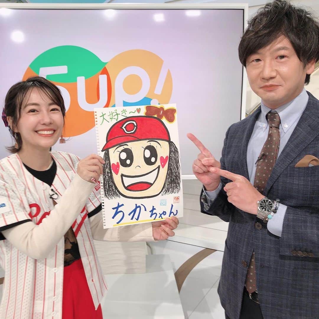 うえむらちかさんのインスタグラム写真 - (うえむらちかInstagram)「𝟝𝕦𝕡! ⁡ 昨年の4月から参加させていただいた @5up_hometv が今月で最終回を迎えました💐 5年間本当に楽しい放送をありがとうございました👏👏 ⁡ 私は水曜日のコメンテーターとして 一年間という短い期間ではありましたが 先週最後の出演回を終えました😭 いまとても寂しい気持ちでいっぱいです… でも毎週本当に楽しみで みんなに会えるのが幸せでした✨ ⁡ 番組の中で、#うえむらちかのカープ大好き というストレートなコーナーも生まれて本当に愛ある番組でした⚾️❤️‍🔥 ⁡ いつも笑顔でみんなを包んでくれた大好きな松本裕見子さん いつも優しくてほっこりさせてくれる小嶋アナ ムードメーカーで愉快すぎる榮アナ 似顔絵を描いてくれた真面目すぎる廣瀬アナ ちょっぴりSっ気あるお天気クイズを出す野仲さん 可愛いすぎる八幡アナ＆山崎アナ 熱い情熱を持った吉弘アナ ⁡ 海田町の大先輩の大ちゃん レジェンドの木下さん、達川さん、外木場さん😭 そして全てのスタッフの皆様…… ありがとうございました❣️ ⁡ なにより最後までご視聴いただいた皆様 応援ありがとうございました😭 ⁡ ⁡ #5up #広島ホームテレビ #ホームテレビ #HOME #コメンテーター」3月28日 17時35分 - uemurachika