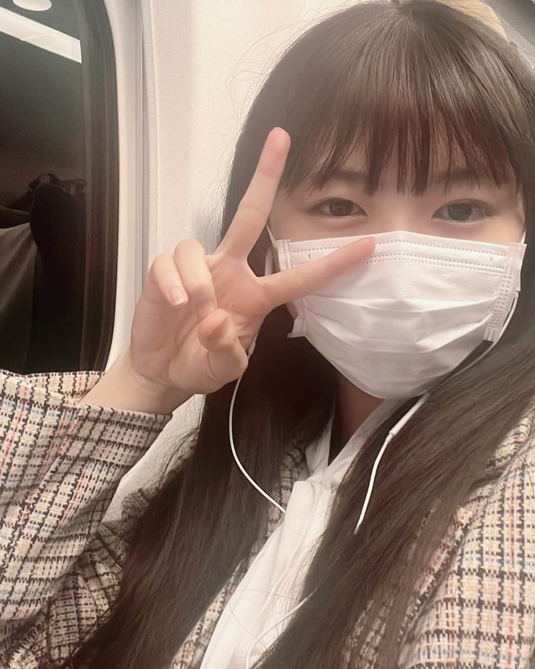 大里菜桜のインスタグラム：「新しいCM撮影で移動した😌 久しぶりの新幹線🚅  #新幹線#撮影#どんな撮影かな#また報告します #大里菜桜」