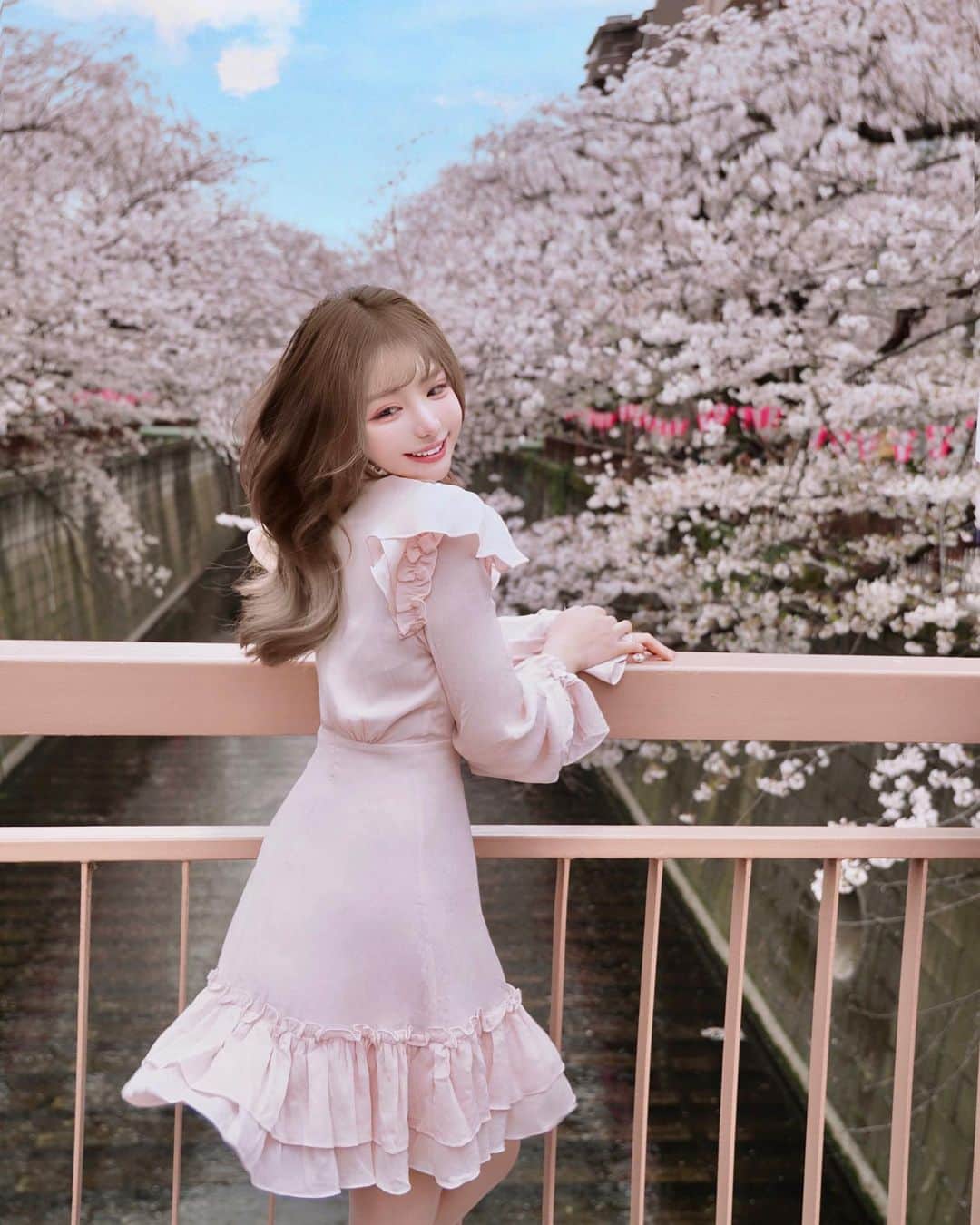 くまくまくまのインスタグラム：「・ 今年は桜が満開になる前にもう雨に降られていっぱい散っててショック〜😮‍💨  でもでも雨の合間に人ごみの中で 大親友が奇跡の一枚撮ってくれたから、テンション上がった🤭🤗♡  やっぱ幸せな人に写真を撮ってもらえると、幸せ映るわん🌸♪  #今日のコーデ ワンピ🎀 @graxia_official   #中目黒#目黒川の桜#目黒川桜まつり#目黒川#花見スポット#花見#ピンクコーデ#春コーデ#春服コーデ#雰囲気女子#雰囲気推してください#桜スポット#桜#桜並木 #韓国ファッション#ファッションコーデ#ootdshare#お出かけコーデ#大人かわいい#大人可愛い#大人可愛いコーデ#大人かわいいスタイル#大人カジュアルコーデ#カジュアルコーデ#韓国っぽ#韓国っぽコーデ#ワンピースコーデ#デイリーコーデ#ミラーレスのある生活」
