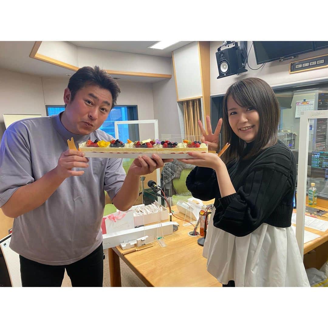 舘谷春香のインスタグラム：「昨日は #まいどスポーツ 生放送前にガンちゃんとまいどスタッフのみなさんがお誕生日お祝いしてくれました🎂  持ち帰り用のケーキまでいただいて🫶ほんとにありがとうございます！ めっっっっちゃ美味しかった🌰 しっとり濃厚🌰 スパークリング飲みながらいただきました😂  大好きな番組で大好きな人に囲まれて毎週野球の話聴けて幸せです🌸 まいどスポーツ担当して1年！ 引き続きよろしくお願いします🌸  最後の写真は小さい頃のたてや🐥  #まいどスポーツ #文化放送 #joqr #岩本勉 さん #野球 #野球番組 #パリーグ #ナマッパ #野球好き #野球女子」