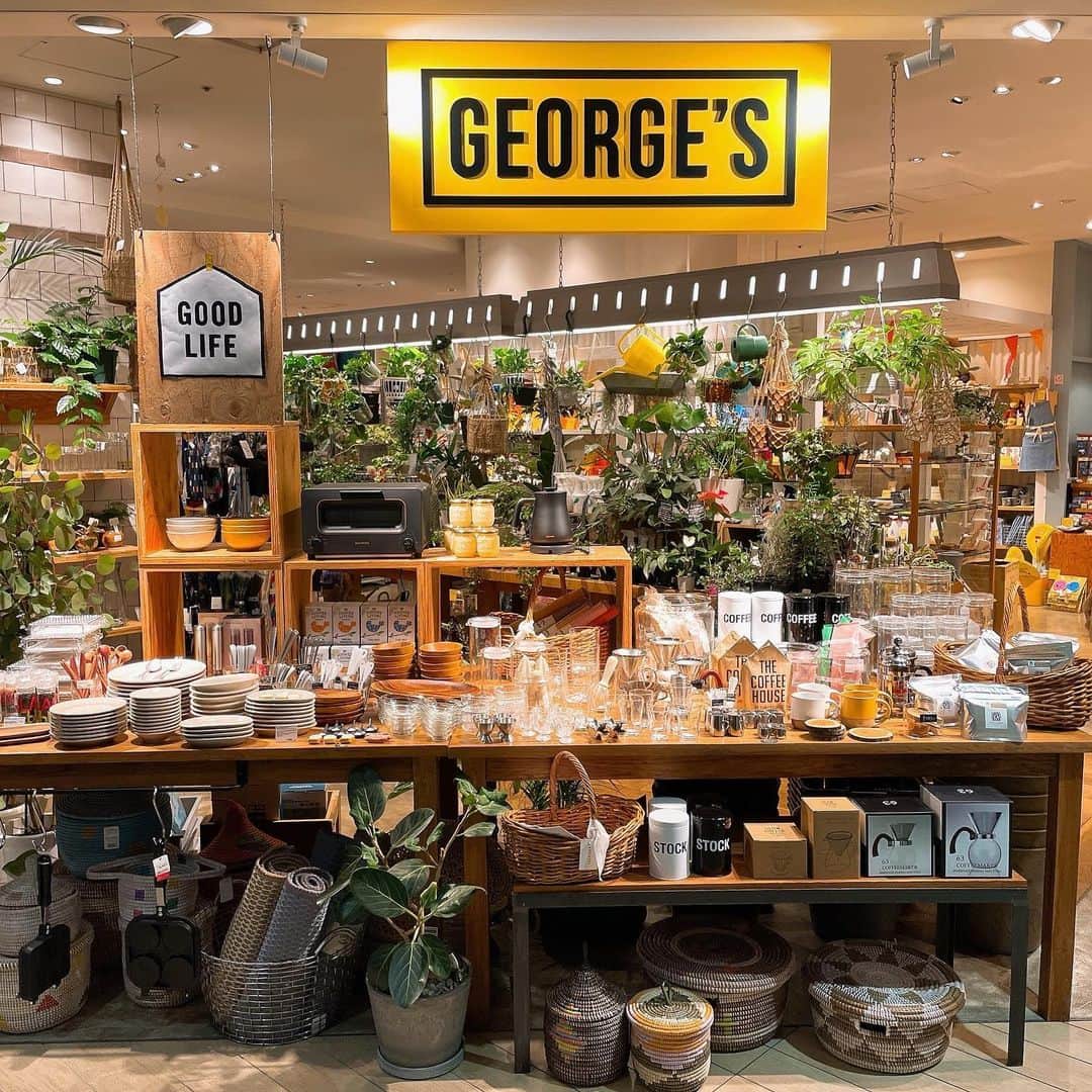GEORGE'Sのインスタグラム：「しっかり朝ごはん。1日のはじまりは朝食から。 白い食器にパンと目玉焼き、そしておいしいコーヒーがあれば今日も元気に過ごせそう。 毎日の朝食を彩るうつわやアイテムを揃えました。  #georges #ジョージズ」