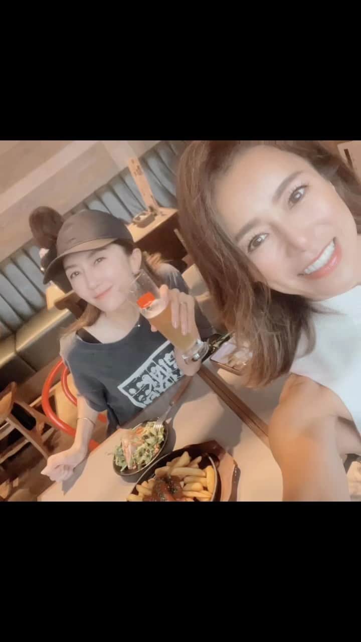 坂田陽子のインスタグラム：「先日有明アリーナで行われた Harry Styles のLIVEへ　@kana723  と。 ・ ワンダイ時代には全く曲を聴かなかったけど、 ソロになってからのHarryが良い！ 物凄く良い❤️ ・ 大人の色気をプンプンさせ 時折りみせる茶目っ気もこれまたセクシー。 日本語で 『WBC ユウショウ、オメデトウゴザイマス」って言ってたよ🤣 ・ Harryもまた、息子が聴いてて好きになったアーティストの1人。 これまで海外アーティストのLIVEは家族行事だったのに 今回は友達と行く、とフラれてしまったが カナさんとLIVE前後に（あ、最中もか🤣）飲んで踊って大盛り上がり🤣 子は子で楽しんだようでかえって良かったかも笑 ・ #liveは最高のエネルギーチャージ」
