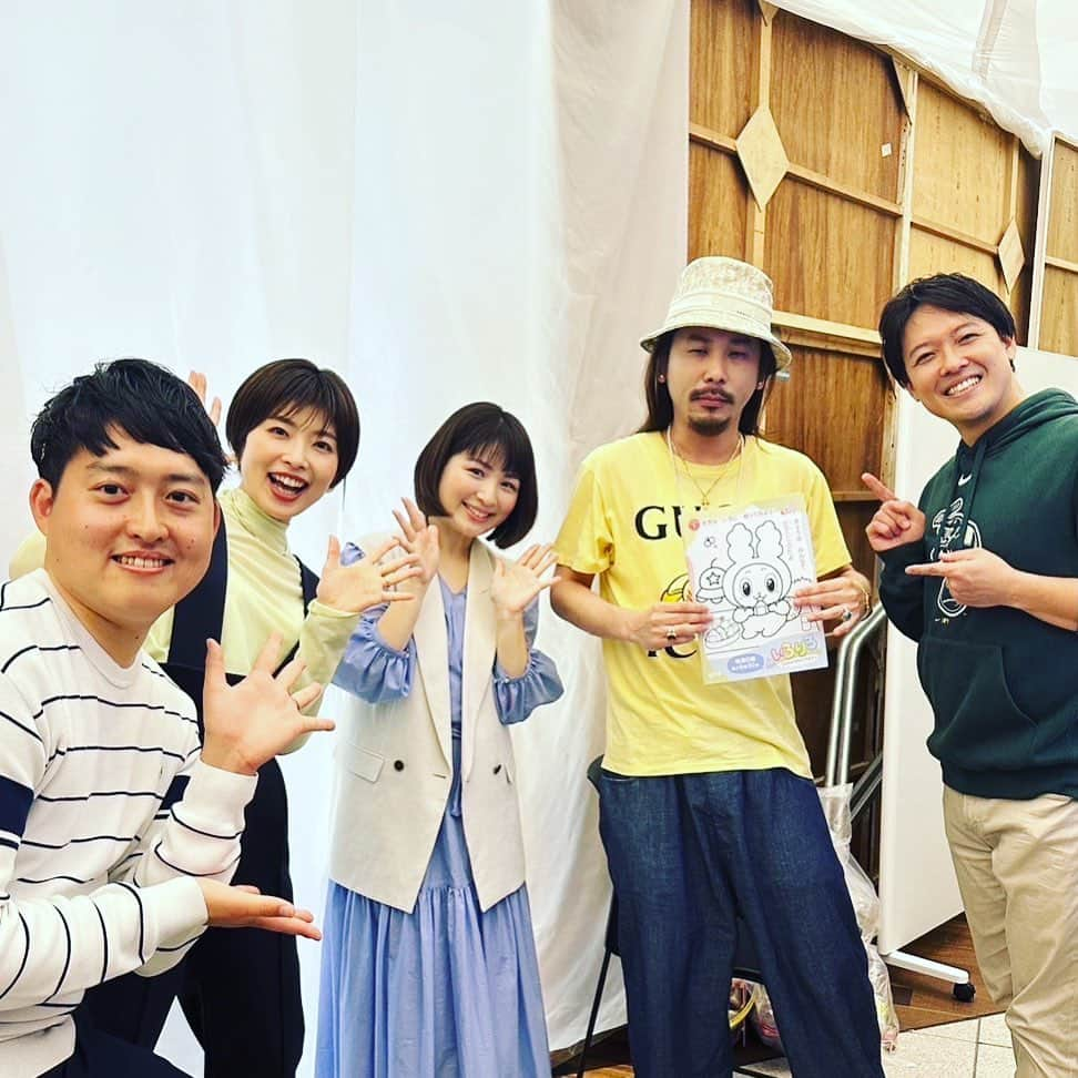 林マオさんのインスタグラム写真 - (林マオInstagram)「城まち祭 ステージ終わりの写真❗️  『おくちたいそう』を 一緒に作って下さった 松田さんとです✨✨  松田さんのお陰で 『おくちたいそう』がとっても 素敵な曲にブラッシュアップされていきました…  完成した曲を聴いた時には、 感動してしまいました😂  松田さん 本当に本当に ありがとうございました！！  おくちたいそうは、 ytvの子供向けの番組 『いろりろ』で今後流れます！  4月30日 日曜あさ6時半〜　 放送開始です！  お楽しみに💕」3月28日 17時51分 - maohayashi_ytv