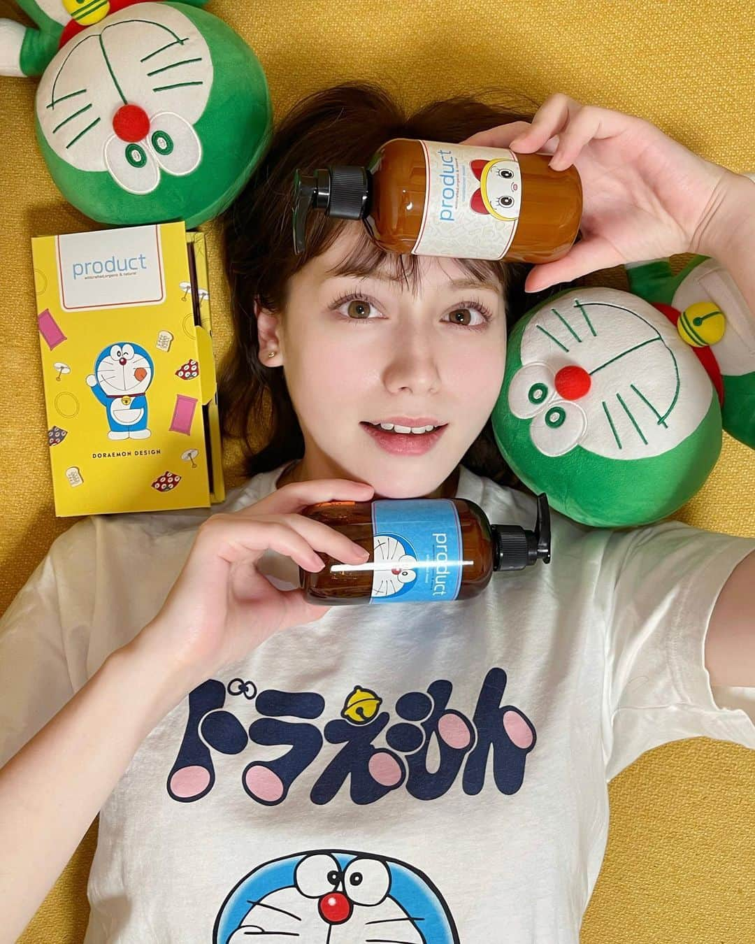 アシュリー千帆のインスタグラム：「.  productからドラたんパッケージ😍💕  商品本体のデザインもほんっとに可愛くて ドラ×ドラミってのも気分が上がる😆  しかも箱のデザインも(写真3枚目)内部まで凝ってて、箱も捨てられないほど可愛い🥹  元々使っていたマルチバームの方は 濡れ髪ヘアスタイリング、リップ、ハンド＆ネイル、そして全身の保湿ケアができるマルチバーム✨  バックに入るサイズだし、これ1個あれば安心🤞  デザインによって香りが違うんだけど、 私は 定番の柑橘系の香りと 1kgの花からわずか1gしか採れない、希少なネロリオイルを使用したフローラルの香りにした💐‪‪♡  シャンプー＆コンディショナーの方は 天然由来素材とシリコンフリーにこだわるヘアケアというだけで嬉しいんだけど セラミド類似成分が髪表面のキューティクルを補修して毛先までつややかな髪にしてくれる😆🫶  香りはシャンプーがシトラスグリーン、  コンディショナーがハーバルフローラルなのでこれからの時期も使いやすく、すっきりリラックス出来る😌✨  毎日使うものだから成分や使い心地はもちろん大事なんだけど それでいて可愛いってのはもう私的最高商品だと思います🥹  売り切れる前に買いだめしようかな😂  .  #product #ザプロダクト #ドラえもん #ドラえもんグッズ #ドラえもんヘアワックス」