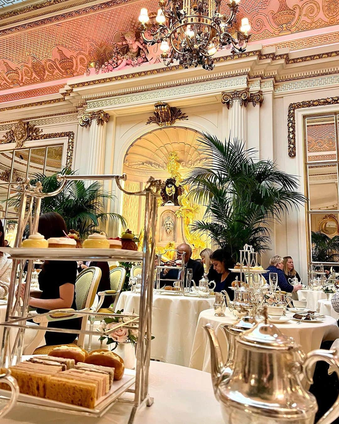 松原汐織さんのインスタグラム写真 - (松原汐織Instagram)「My mom and I had a lovely afternoon tea at the Ritz @theritzlondon before she left London. It’s always a fabulous place to visit🌟  She stayed and helped me after my daughter was born and over a month. It was an unforgettable time. Thank her for everything she has done for me and my daughter. My mom is the best mother in the whole wide world❤️ ・ ・ 母の帰国前に、夫に娘を見ていてもらってThe ritz でアフタヌーンティーへ！何度訪れても華やさに心が躍ります😍 (焼き立てスコーンがのっている写真は撮り忘れ🥹)  今回両親が共に出産予定日に訪れて、父は1週間。母は1ヶ月強の滞在でした🇬🇧 長期滞在だけど大丈夫かな？と思っていたのですが、行動範囲をどんどん広げてロンドンを楽しみながら生活している姿は頼もしかったです。 また母が娘をお世話している姿を見て、私自身とても大切に育ててもらったのだと再確認し幸せな気持ちでいっぱいに♡ 母と娘とかけがえのない思い出が沢山出来ました🥰  母が帰る日は寂しさと不安で涙が止まりませんでした😭 海外での子育てで大変なことは言語や常識の違いだと思っていたのですが、それよりも頼れる家族がいないことだと感じています。 娘はとっても可愛くて幸せなのですが、夫とヒーヒー言いながら奮闘する日々です💪🏻笑  母が次にロンドンに来てくれる日が待ち遠しいです🌸  ー #newborn #baby #babygirl #lovemyfam  #london #thisislondon #londonlife #mum #mumofagirl  #theritz #theritzlondon #afternoontea #londonfoodie #londonfood  #出産 #海外出産 #女の子ママ #女の子ベビー  #海外子育て #イギリス子育て  #ロンドングルメ #アフタヌーンティー  #ロンドン #ロンドン生活 #ロンドン在住  #shioriinlondon2023 ー」3月28日 17時57分 - shiori_ma_