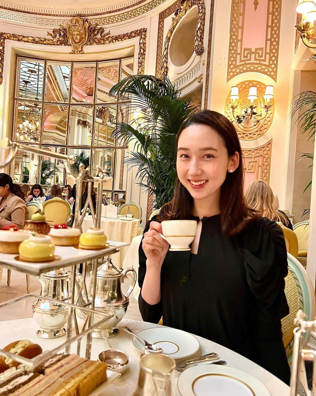 松原汐織のインスタグラム：「My mom and I had a lovely afternoon tea at the Ritz @theritzlondon before she left London. It’s always a fabulous place to visit🌟  She stayed and helped me after my daughter was born and over a month. It was an unforgettable time. Thank her for everything she has done for me and my daughter. My mom is the best mother in the whole wide world❤️ ・ ・ 母の帰国前に、夫に娘を見ていてもらってThe ritz でアフタヌーンティーへ！何度訪れても華やさに心が躍ります😍 (焼き立てスコーンがのっている写真は撮り忘れ🥹)  今回両親が共に出産予定日に訪れて、父は1週間。母は1ヶ月強の滞在でした🇬🇧 長期滞在だけど大丈夫かな？と思っていたのですが、行動範囲をどんどん広げてロンドンを楽しみながら生活している姿は頼もしかったです。 また母が娘をお世話している姿を見て、私自身とても大切に育ててもらったのだと再確認し幸せな気持ちでいっぱいに♡ 母と娘とかけがえのない思い出が沢山出来ました🥰  母が帰る日は寂しさと不安で涙が止まりませんでした😭 海外での子育てで大変なことは言語や常識の違いだと思っていたのですが、それよりも頼れる家族がいないことだと感じています。 娘はとっても可愛くて幸せなのですが、夫とヒーヒー言いながら奮闘する日々です💪🏻笑  母が次にロンドンに来てくれる日が待ち遠しいです🌸  ー #newborn #baby #babygirl #lovemyfam  #london #thisislondon #londonlife #mum #mumofagirl  #theritz #theritzlondon #afternoontea #londonfoodie #londonfood  #出産 #海外出産 #女の子ママ #女の子ベビー  #海外子育て #イギリス子育て  #ロンドングルメ #アフタヌーンティー  #ロンドン #ロンドン生活 #ロンドン在住  #shioriinlondon2023 ー」