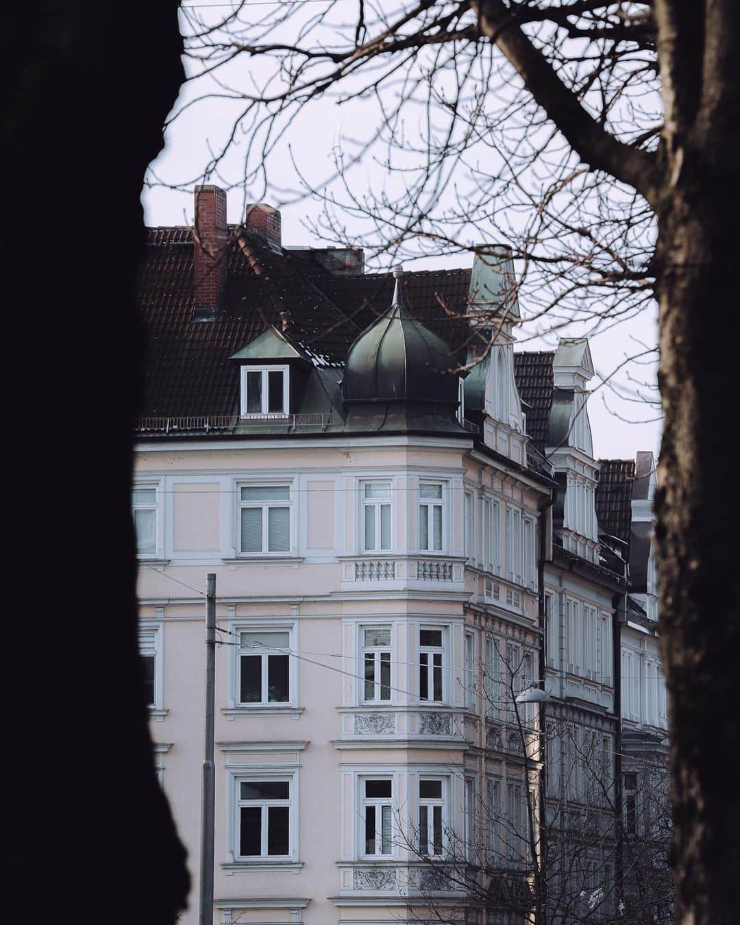 Thomas Kakarekoさんのインスタグラム写真 - (Thomas KakarekoInstagram)「Anzeige - Focusing on the distinct allure of Haidhausen for the next part of my Munich #Viertelliebe Series with @simplymunich.   The blend of historic architecture and well-preserved character in this district creates an inspiring visual narrative. The area's origins can be traced back to the 8th century, and though the buildings from that era may not stand, the rich cultural heritage remains evident. Haidhausen's inviting atmosphere appeals to both locals and visitors, encouraging deeper exploration of Munich's diverse landscape. A visit to this district offers unique photographic opportunities and a chance to truly connect with the city's history.  #simplymunich #munich #münchen」3月28日 17時58分 - thomas_k