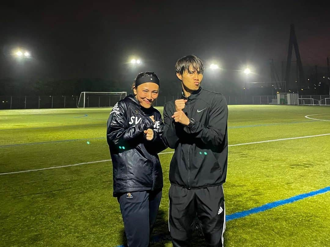 星原健太のインスタグラム：「マッチャモーレ京都山城に1人女子選手でGKとしてプレーする柏野海佑さんが、僕が指導にあたっているリベルタ大阪のトレーニングに参加してくれました  リベルタにも男の子の中に混じって頑張ってる女の子がいます そういう子が元気よくプレーできるよう男子の中でプレーする悩みや話を聞いてあげたいと言って来てくれました  キーパーグローブまで支給してくれて、最近フィールドプレーヤーに心が動いていたウチのGKにもまた熱が戻ってきたようです？？  色んな刺激をもらえて素晴らしい体験になりました  有難う！！  また60秒無限ループ1対1やりに来てください💥 怪我無くて良かった…  #柏野海佑 #サッカー #リベルタ大阪fc #soccer #football #星原健太」