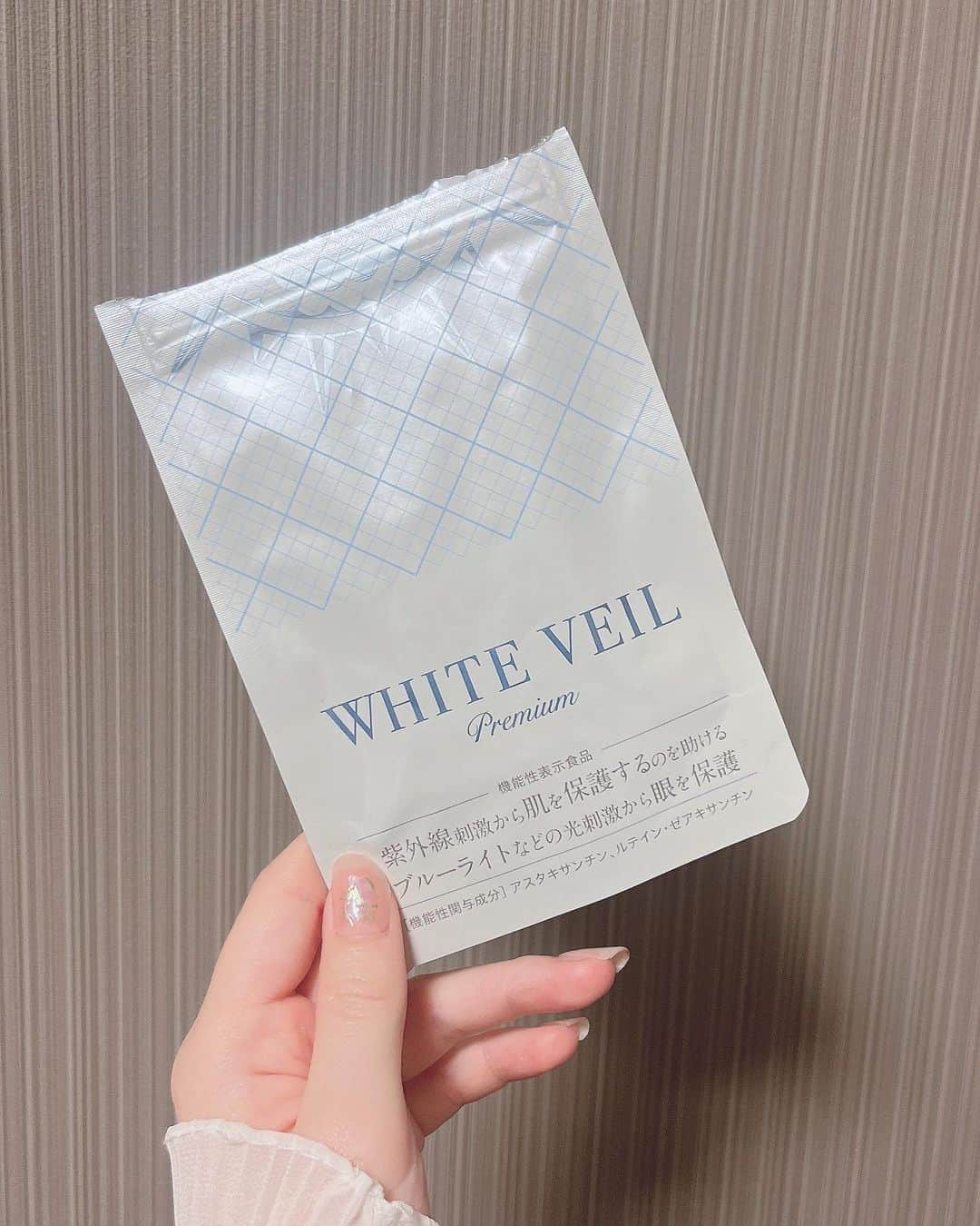 川子芹菜さんのインスタグラム写真 - (川子芹菜Instagram)「. . Beauty𓂃𓈒𓏸𓐍  .  .  だんだん蒸し暑くなってきて、陽射しも強くなってきた今日この頃。。。  そろそろ本格的にUVケア始めなきゃなとおもって ＠whiteveil_official_jp の飲む紫外線対策☀️  .  紫外線刺激だけじゃなくて、ブルーライトみたいな光刺激からも眼を守ってくれる機能性表示食品なの😳！  現代人にありがたすぎる😭🙏💗  日焼け止めは肌荒れ防止のために塗るようにしてるんだけど、朝飲んだら内側からもUVケアが出来るの助かる✨  .  .  .  #日焼け止め ##ホワイトヴェール  #紫外線対策 #whiteveil #飲む紫外線対策 #透明感 #太陽に負けないサプリ #美白 #美白ケア #美白になりたい #スキンケアレビュー #スキンケア好きさんと繋がりたい  #コスメ好き #コスメマニア #コスメ好きさんと繋がりたい #メイクアップ #スキンケア #スキンケアマニア #メイク好きさんと繋がりたい  #メイク好き #コスメ紹介 #コスメレポ #コスメレビュー #コスメオタク  #乾燥肌  #敏感肌  #敏感肌コスメ  #コスメ好きな人と繋がりたい」3月28日 18時02分 - kawakoserina