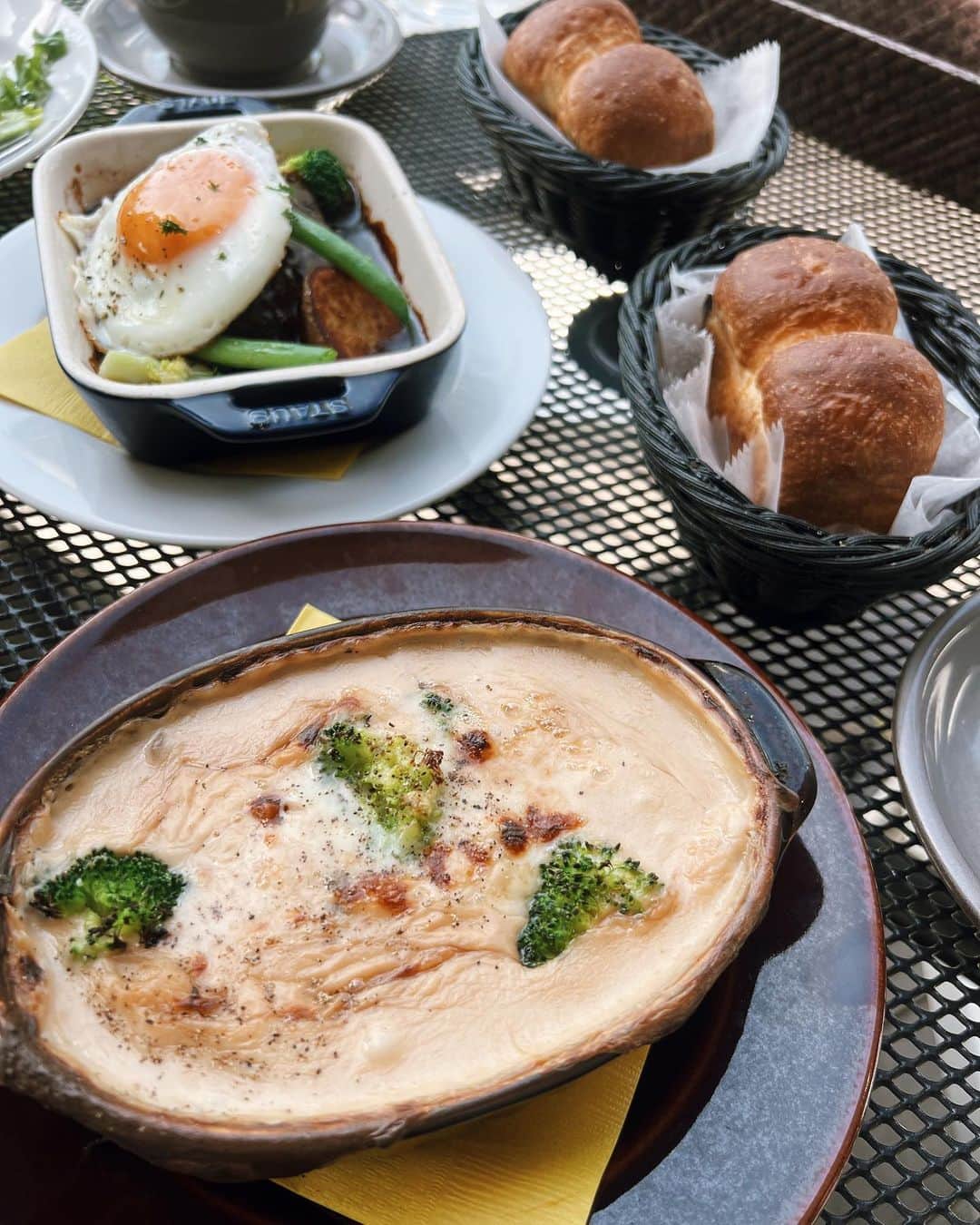浪花ほのかさんのインスタグラム写真 - (浪花ほのかInstagram)「久しぶりに お昼にオシャレなカフェとか行ってみた☕️💭笑  初めてみかんと出会ったのは オーディションで、 私が審査員してて 履歴書に、推しモデルに私を書いてくれててそれを見てから私もそこから推し続けてきた🤭笑 POP繋がりやのに 地元が頑張れば徒歩で行ける距離ってゆーの知って、地元のお友達感覚で会えるから楽しい😂爆笑  ちなみにほのばびさんって呼ぶのは地元じゃ恥ずかしいから今日から禁止してみた(o´艸`)笑 今日もありがとうございました🍏💚💚」3月28日 18時11分 - hnoa_z