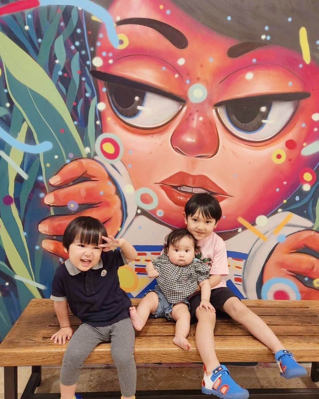 佐藤夏希さんのインスタグラム写真 - (佐藤夏希Instagram)「LOVE 3kids❤️❤️❤️  #グアム#子連れグアム#子連れ海外旅行 #女の子ママ#ママスタグラム#mama#mamastagram#mamanoko#ママリ#成長記録#ママカメラ  #3児ママ#兄妹#ベビスタグラム#赤ちゃんコーデ #우리애기#男の子ママ#兄妹ママ #産後#産後ママ#産後ダイエット#妹が大好きな兄#末っ子長女」3月28日 18時11分 - natsuki_sc7