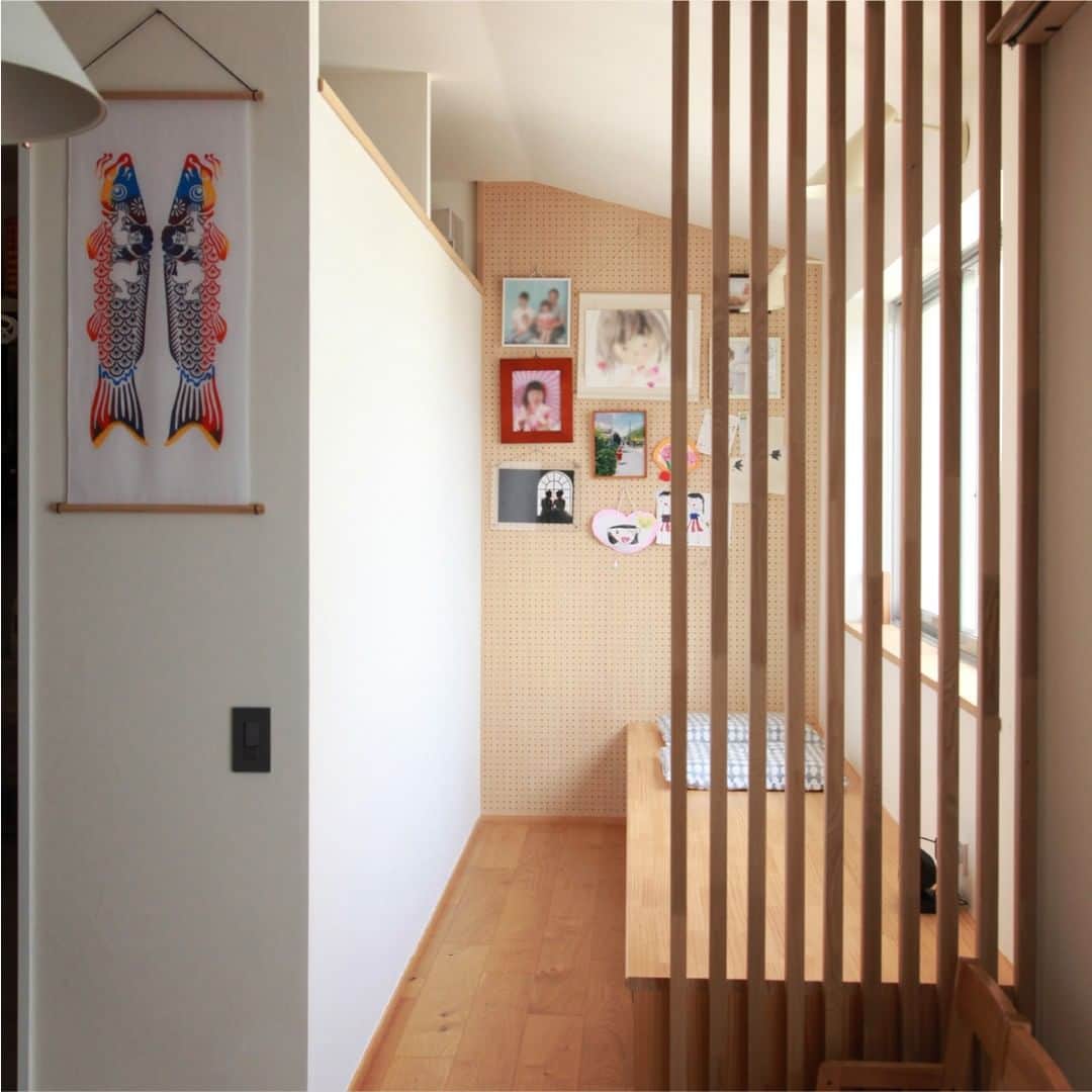 RayCraft / 加藤工務店さんのインスタグラム写真 - (RayCraft / 加藤工務店Instagram)「格子はほどよく空間を区切るのにぴったりです。 壁やドアで区切るよりも、空間を広くみせたり光と空気をよく通してくれます。 木製で仕上げることで、和モダンな雰囲気も演出してくれます。  ・─ 暮らし方と素材感を大切にした家づくり─・  ≪見学会≫ 日程は @raycraftagram のハイライトをご覧ください。  ≪ご相談≫ お気軽にDMへどうぞ。  ・─────────────────────・  #木製格子 #縦格子 #和モダン #和モダンな家 #和モダン住宅 #注文住宅新築 #注文住宅アイデア #デザイン住宅 #住宅デザイン #家づくりアイデア #家づくり相談 #自然素材 #自然素材の家 #自然素材の家づくり #自然素材のお家 #自然素材のある暮らし #木の家 #無垢材 #無垢材の家 #無垢材の家 #こだわりの家づくり #心地のいい暮らし #理想の家 #理想の暮らし #理想の家づくり #至高の休日スタイル #加藤工務店 #RayCraft #施工事例 #施工例」3月28日 18時12分 - raycraftagram