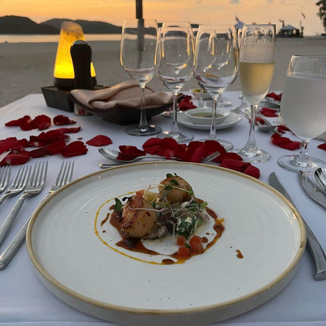 萩原舞さんのインスタグラム写真 - (萩原舞Instagram)「Memories of Langkawi  about dinner  ⁡ この日は新婚旅行っぽく 特別コースでディナーをしました🤍 ⁡ @casadelmarlangkawi🏝️ ⁡ 夕日と海を眺めながらの食事は最高だった... 気持ちがほっと落ち着いて 幸せな空間でした。 ⁡ 食事も本当にすごく美味しくて 夫婦で毎回美味しすぎてほっぺがとろけてました(♡) フルコースぺろりだったな〜〜。 ⁡ そしてデザートの後、 素敵な花束とチョコレートのサプライズが😭✨ ハネムーンで来ていることを伝えたら 用意して下さっていました(◞‸◟)🤍 すごく嬉しかった😭感謝です。 ⁡ 今回の新婚旅行ではカジュアルディナーと 特別ディナーどちらも行きましたが、 どちらも良さがあってよかったです。 ⁡ ただやっぱり波の音と夕日を眺めながら食べる食事は すごく特別な時間だったなぁ..🕊️ ⁡ 本当におすすめスポットです。 スタッフさんもすごく優しくて温かった🌿 ⁡ もしランカウイに行く際は ぜひ行ってみてくださいね..🦢 ⁡ #langkawi  #honeymoon  #langkawidinner」3月28日 18時06分 - mai_hagiwara_22462