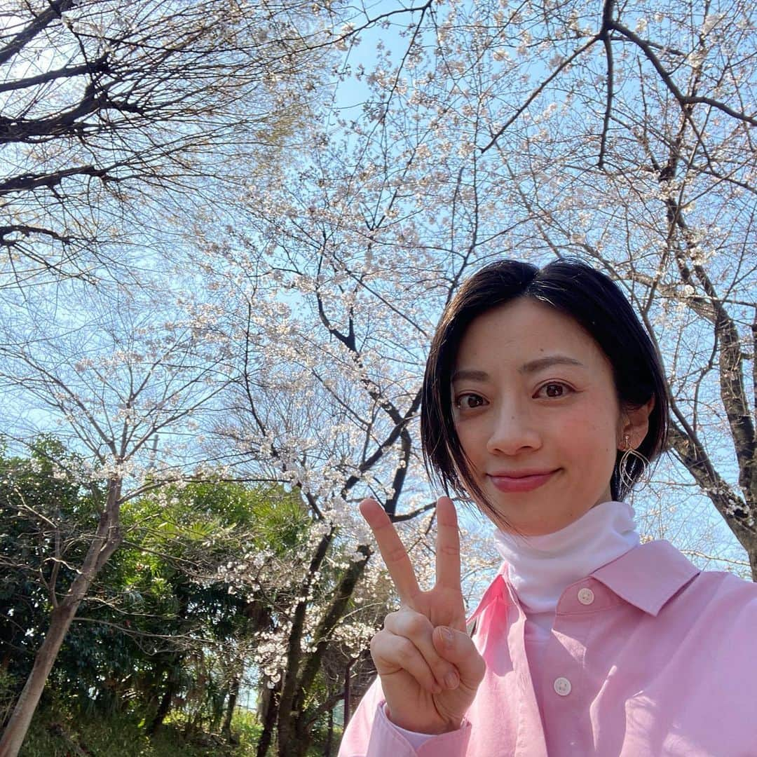 高畠麻奈さんのインスタグラム写真 - (高畠麻奈Instagram)「東京都北区🌸 北区つかこうへい劇団に入る為に住み始めた街。 いつまで北区にいるの！？と何度も言われました。笑 思い出いっぱいの場所を離れ新しい生活を始めています。 空っぽになったお部屋でほんのりセンチメンタル。 長い間お世話になりました、ありがとうございました！  #桜 がシンボルの街 #陽当たり が良くて好きなお部屋でした #引っ越し って大変なのね…」3月28日 18時07分 - mana_724