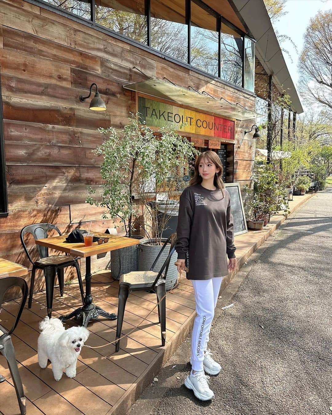 桃華絵里さんのインスタグラム写真 - (桃華絵里Instagram)「walking and cafe 🐶🤍👟☕️   毎日 たくさん歩くことが趣味化しています☺︎  最後のシーくん 謎の微笑み…笑  今日も素晴らしい1日に感謝♡  #お散歩 #保護犬を家族に」3月28日 18時07分 - _momoka828_