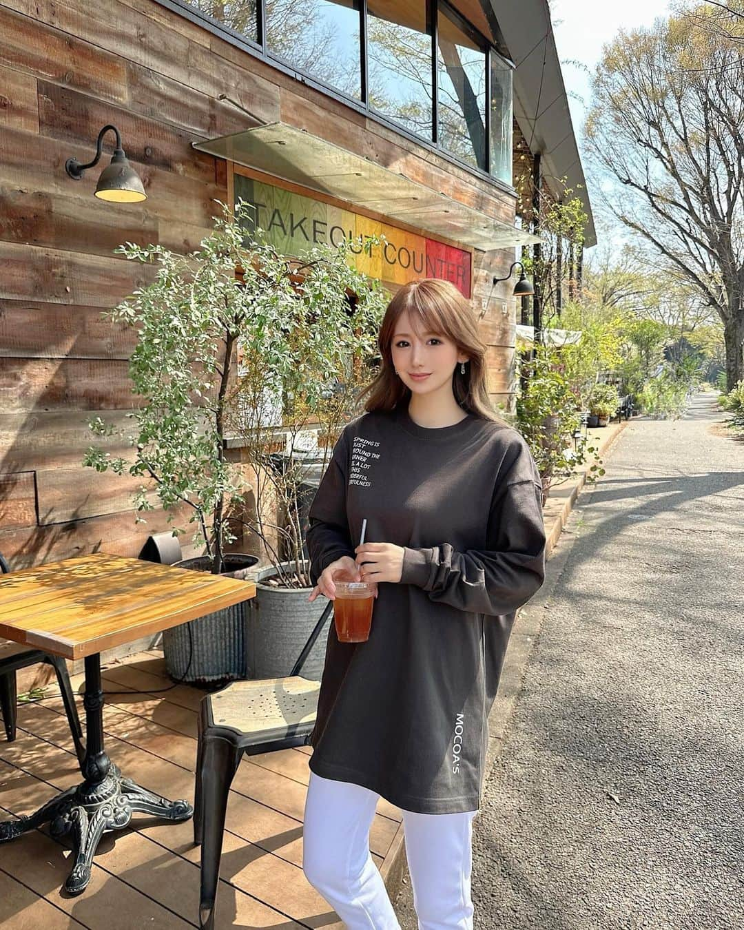 桃華絵里さんのインスタグラム写真 - (桃華絵里Instagram)「walking and cafe 🐶🤍👟☕️   毎日 たくさん歩くことが趣味化しています☺︎  最後のシーくん 謎の微笑み…笑  今日も素晴らしい1日に感謝♡  #お散歩 #保護犬を家族に」3月28日 18時07分 - _momoka828_