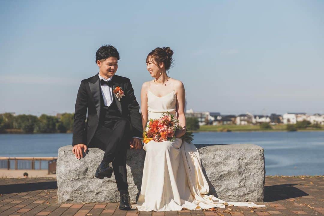 のインスタグラム：「・ ・ Groom🤍Bride ・ 湖にて撮影📸 ・ ・ #プレ花嫁 #卒花嫁#結婚式 #結婚式準備#ウェディング#花嫁#ブーケ#ヴィラデマリアージュ越谷レイクタウン#カメラ#記念日#結婚式場#写真好きな人と繋がりたい #ウェディングドレス #湖#空#アットホーム#ブーケ#笑顔#自然#おうち時間#stayhome #街#wedding#dress#colour#flower#natural#green#happiness#photography #party」